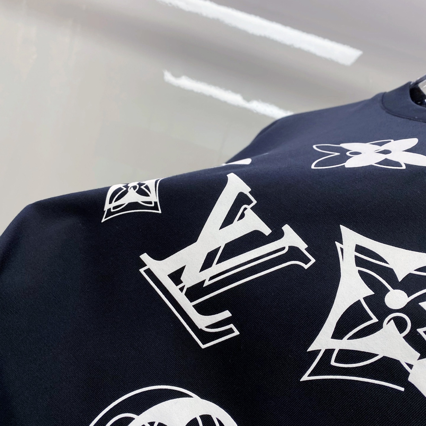 LV 2026ss 春夏新款首发专柜最新款短袖圆领T恤 高端订制 设计前卫时尚！品牌logo重工艺设计 