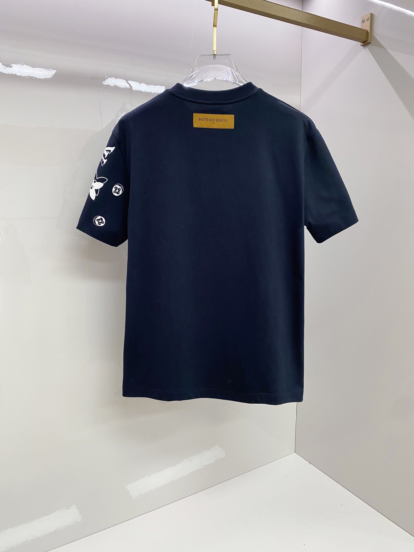 LV 2026ss 春夏新款首发专柜最新款短袖圆领T恤 高端订制 设计前卫时尚！品牌logo重工艺设计 