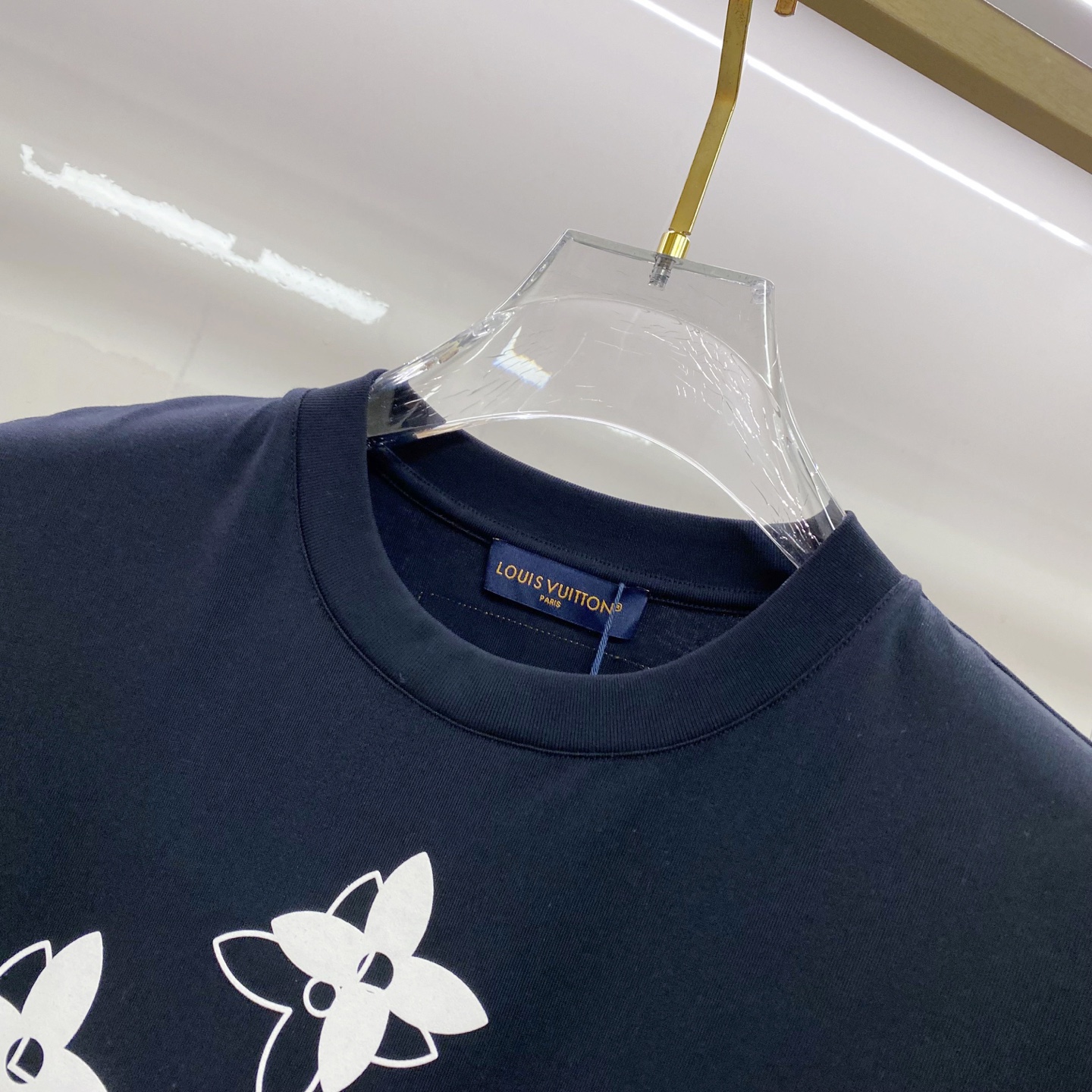 LV 2026ss 春夏新款首发专柜最新款短袖圆领T恤 高端订制 设计前卫时尚！品牌logo重工艺设计 