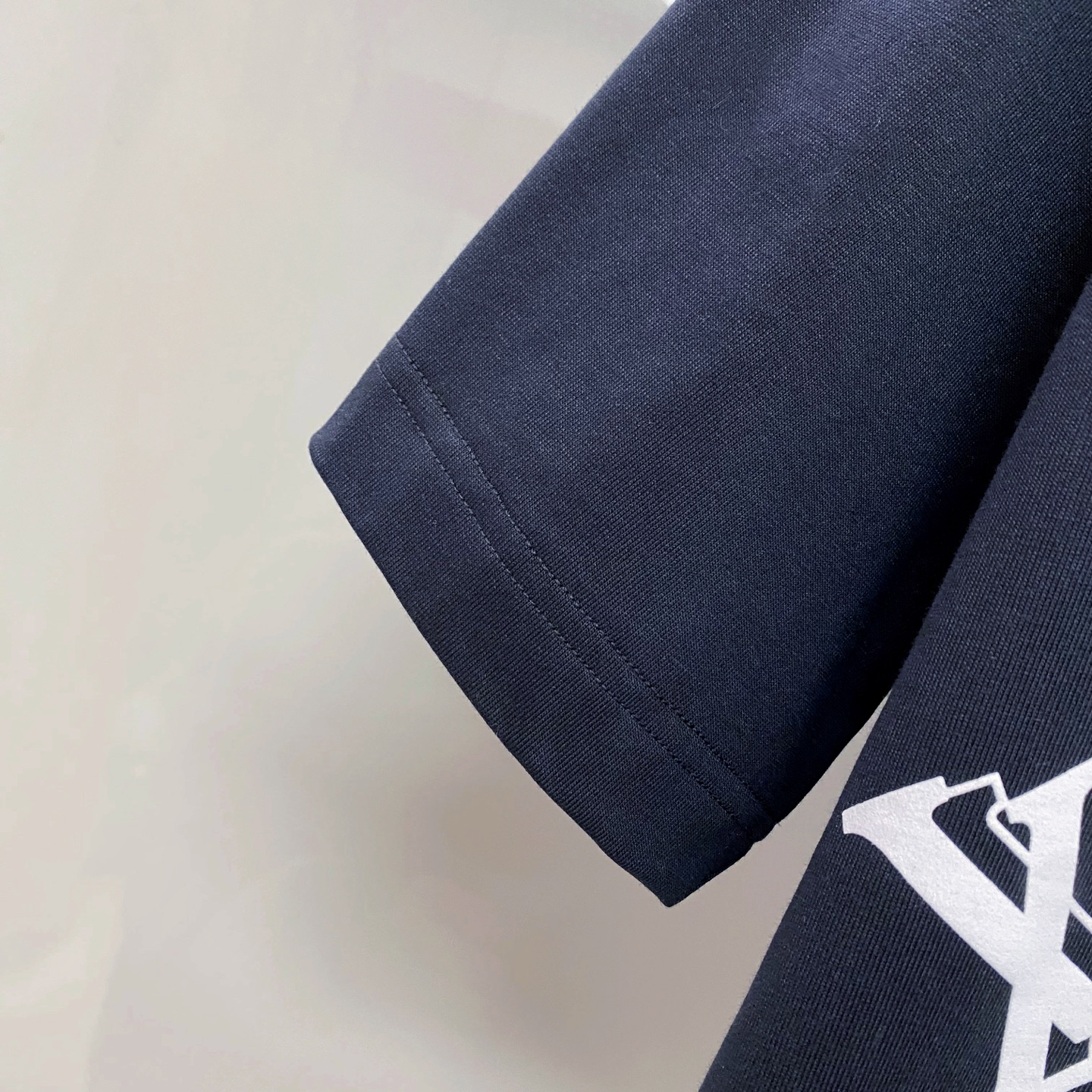 LV 2026ss 春夏新款首发专柜最新款短袖圆领T恤 高端订制 设计前卫时尚！品牌logo重工艺设计 