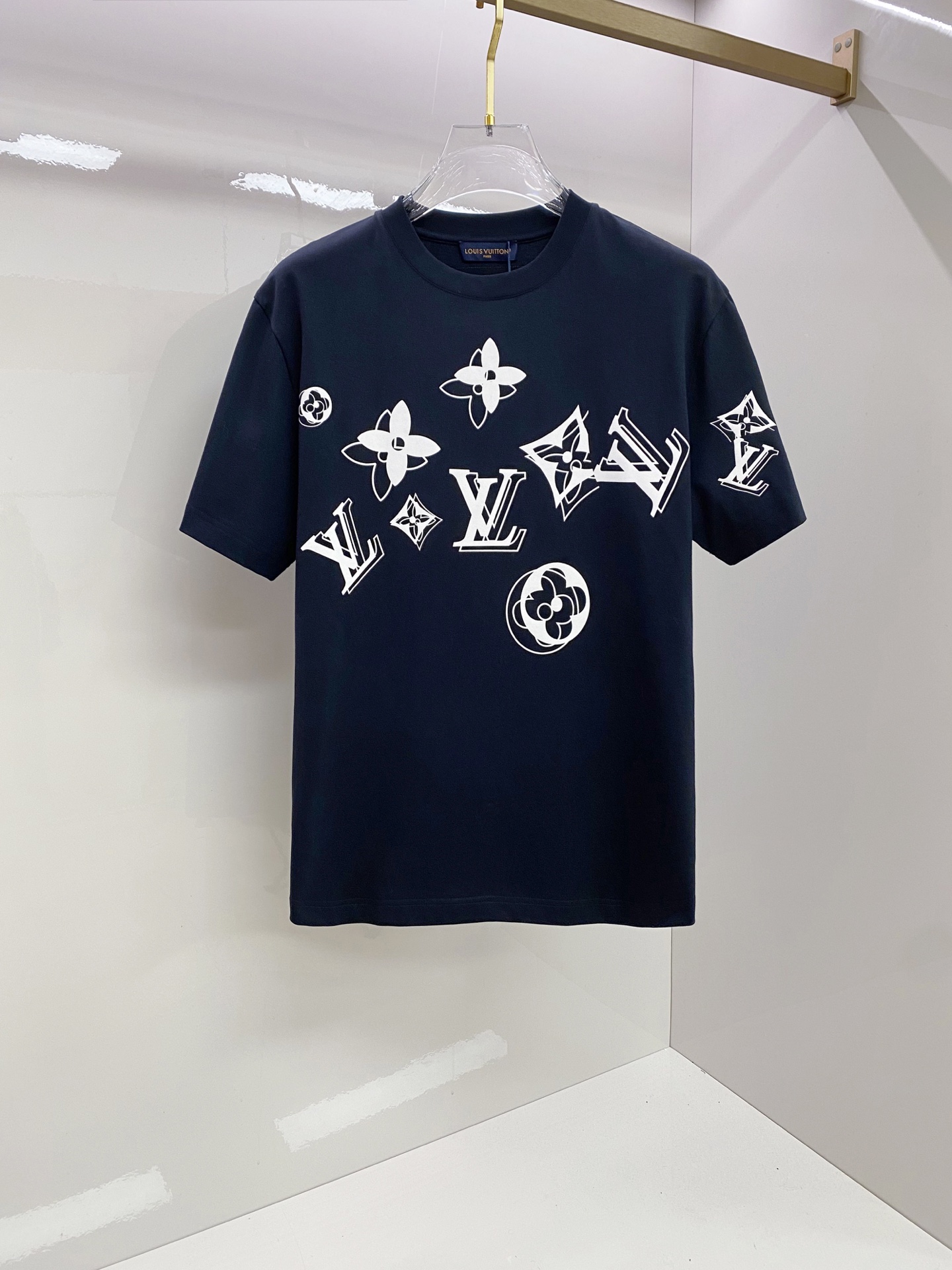 LV 2026ss 春夏新款首发专柜最新款短袖圆领T恤 高端订制 设计前卫时尚！品牌logo重工艺设计 