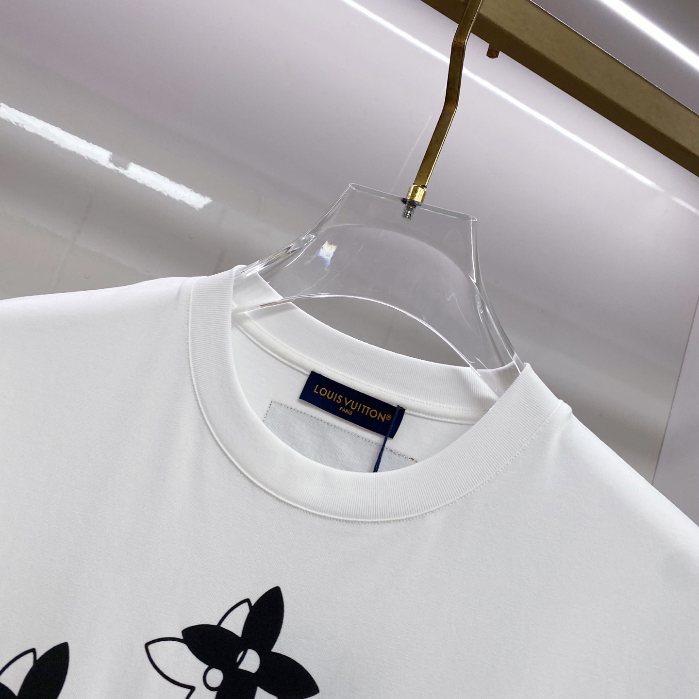 LV 2026ss 春夏新款首发专柜最新款短袖圆领T恤 高端订制 设计前卫时尚！品牌logo重工艺设计 
