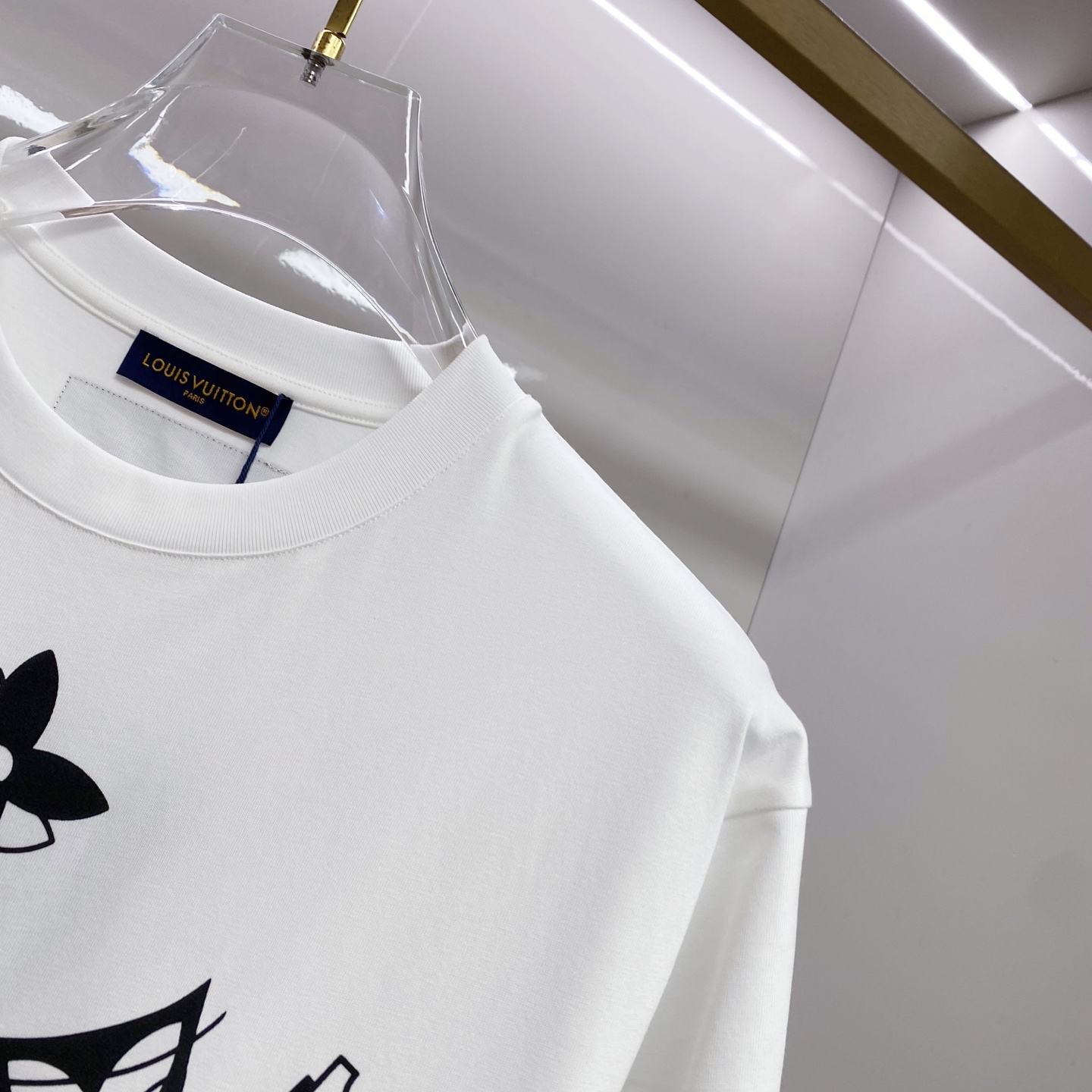 LV 2026ss 春夏新款首发专柜最新款短袖圆领T恤 高端订制 设计前卫时尚！品牌logo重工艺设计 