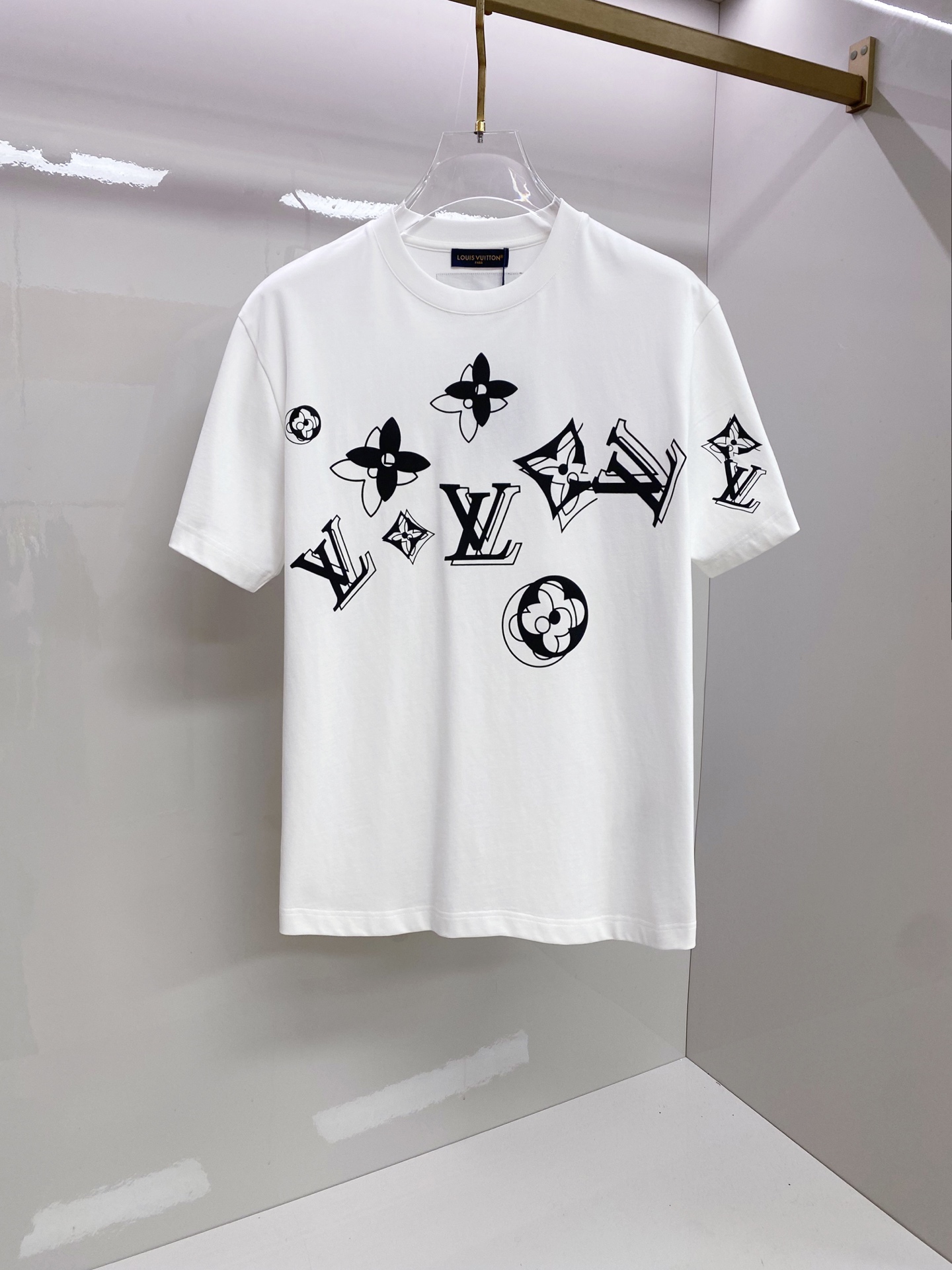 LV 2026ss 春夏新款首发专柜最新款短袖圆领T恤 高端订制 设计前卫时尚！品牌logo重工艺设计 