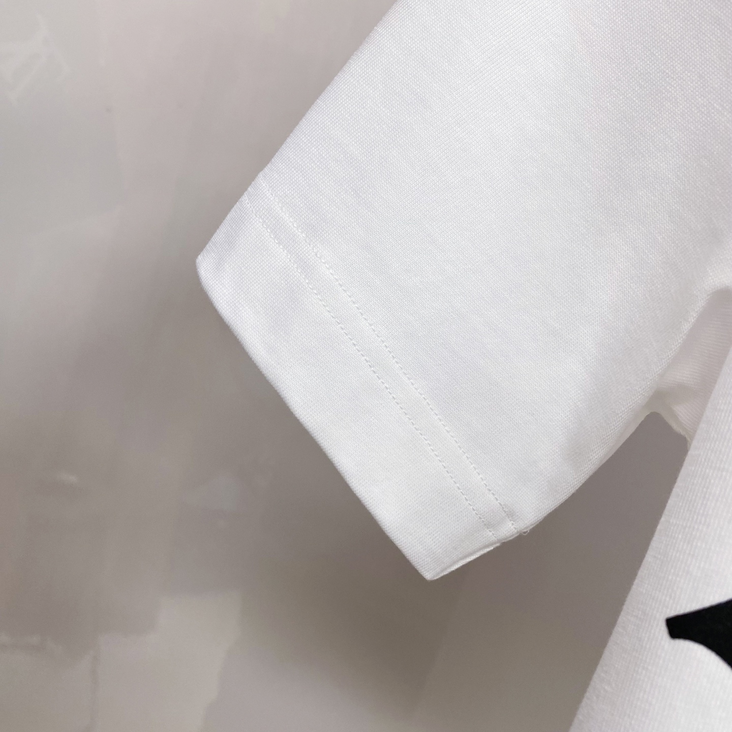 LV 2026ss 春夏新款首发专柜最新款短袖圆领T恤 高端订制 设计前卫时尚！品牌logo重工艺设计 