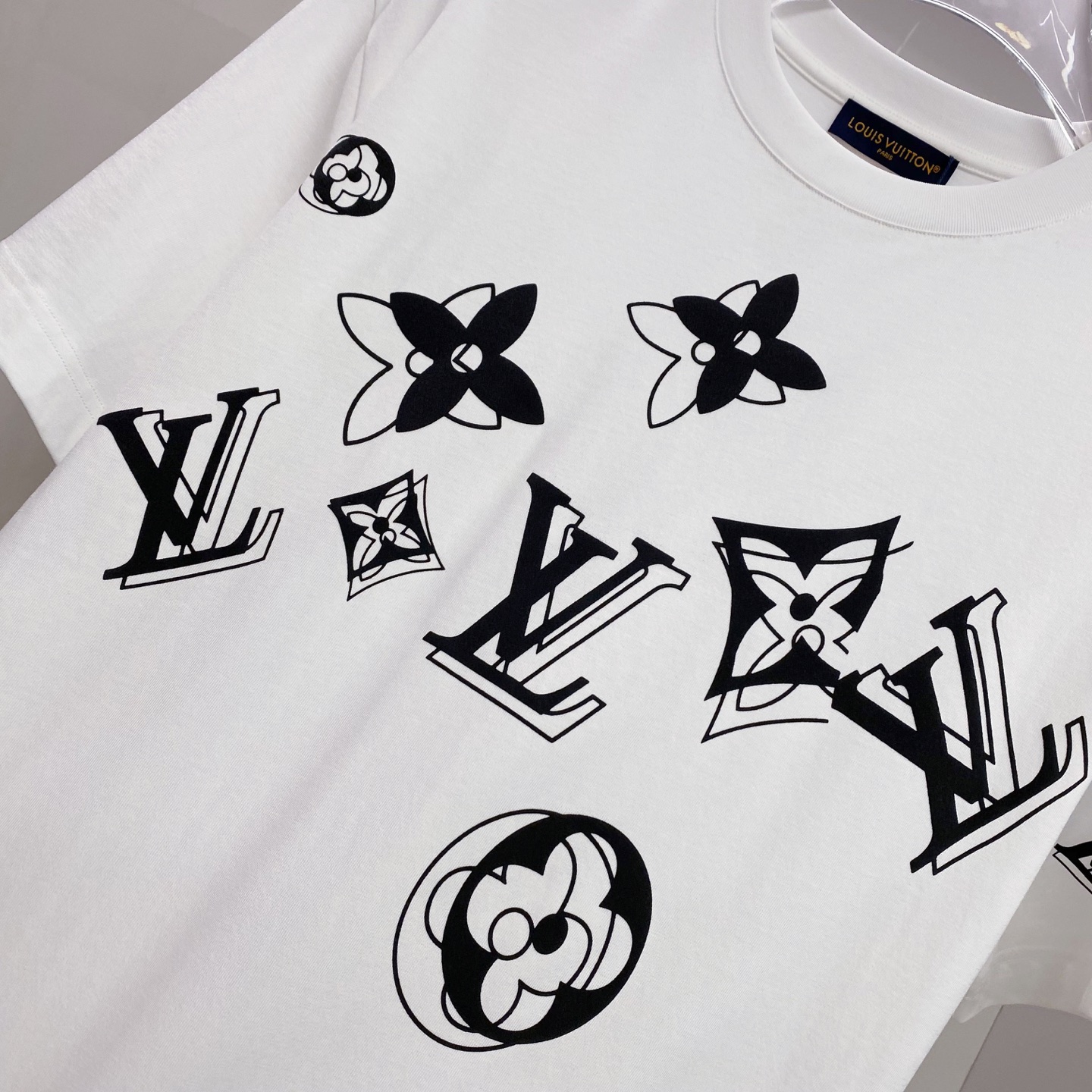 LV 2026ss 春夏新款首发专柜最新款短袖圆领T恤 高端订制 设计前卫时尚！品牌logo重工艺设计 