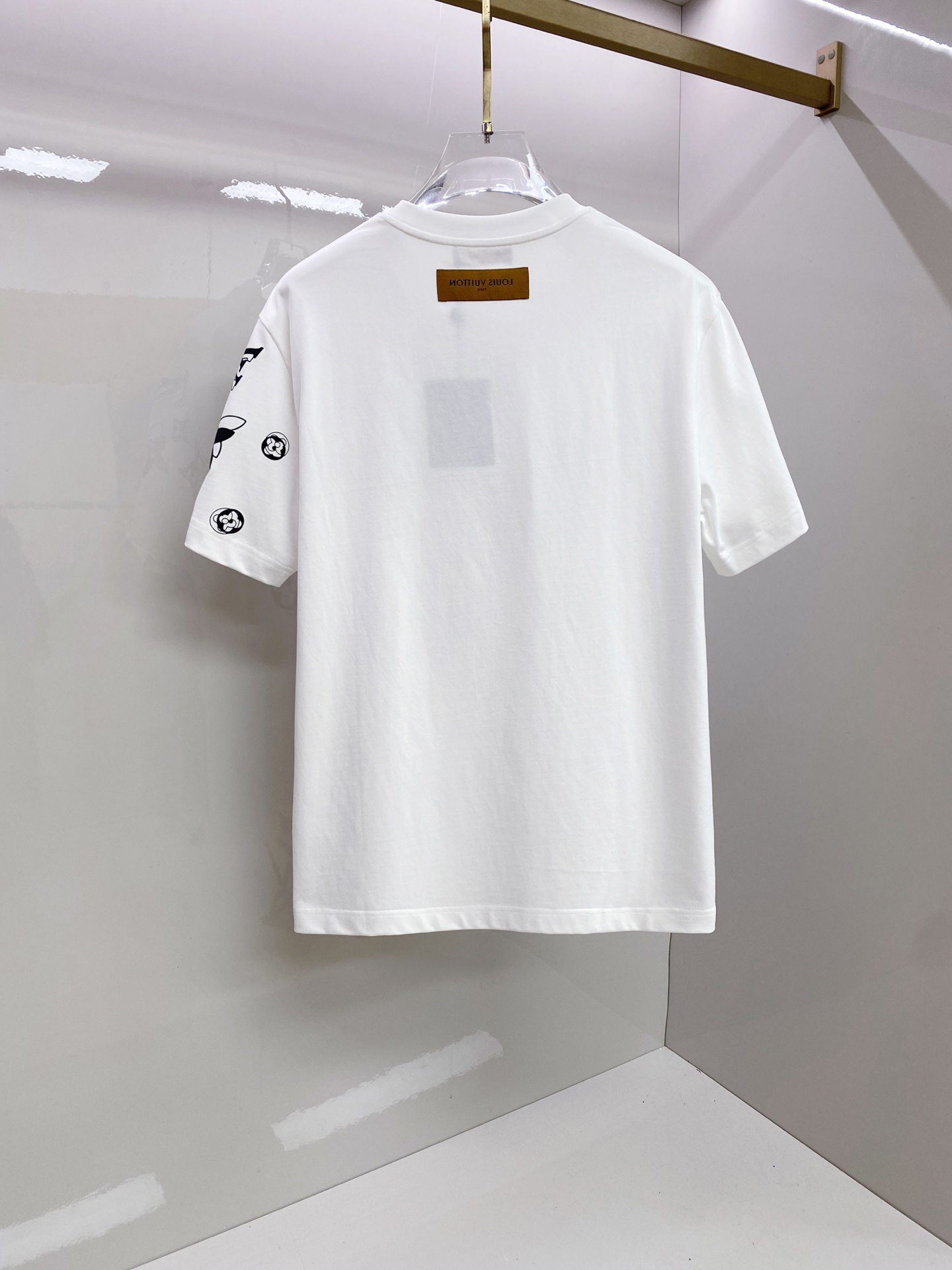 LV 2026ss 春夏新款首发专柜最新款短袖圆领T恤 高端订制 设计前卫时尚！品牌logo重工艺设计 