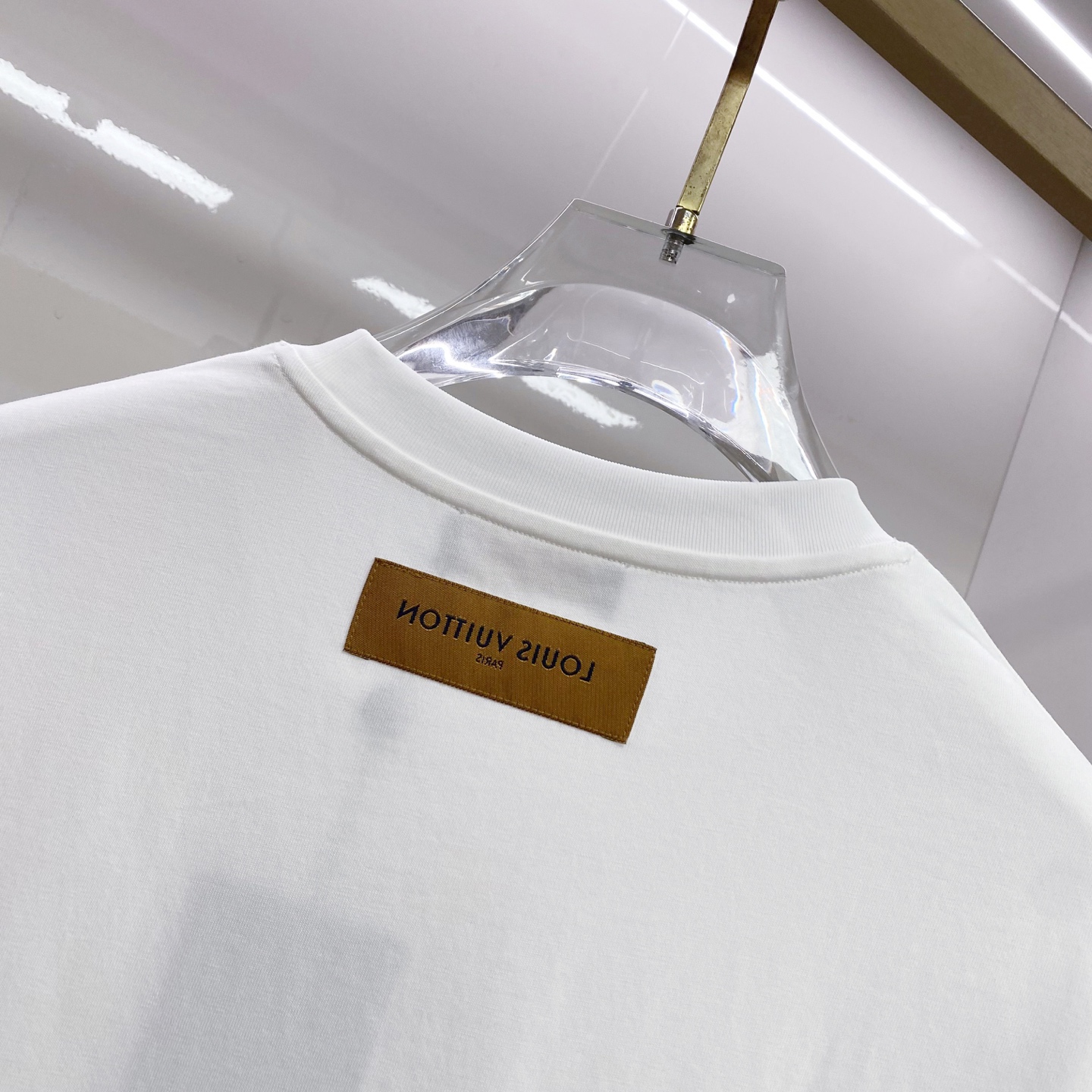 LV 2026ss 春夏新款首发专柜最新款短袖圆领T恤 高端订制 设计前卫时尚！品牌logo重工艺设计 