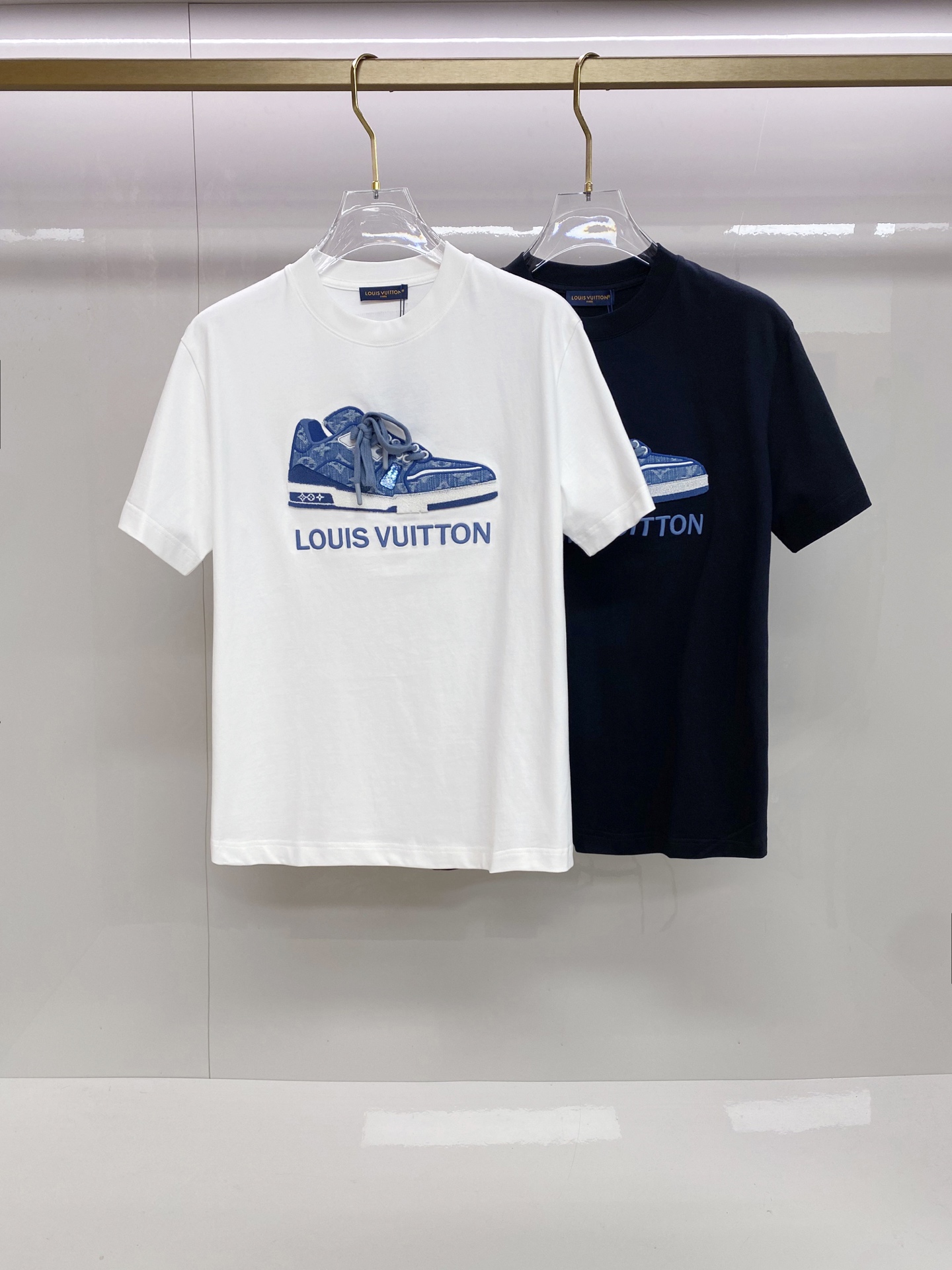 LV 2026ss 春夏新款首发专柜最新款短袖圆领T恤 高端订制 设计前卫时尚！品牌logo重工艺设计 