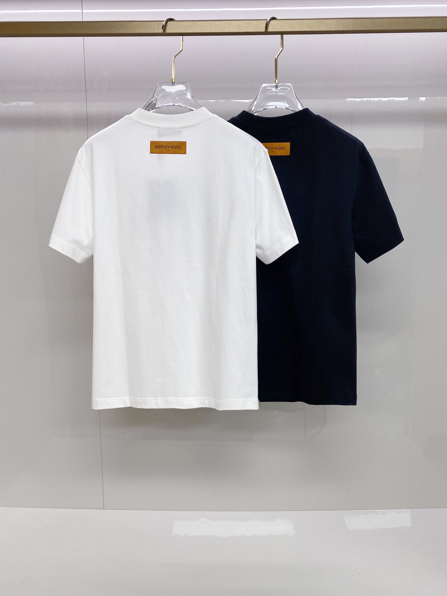 LV 2026ss 春夏新款首发专柜最新款短袖圆领T恤 高端订制 设计前卫时尚！品牌logo重工艺设计 