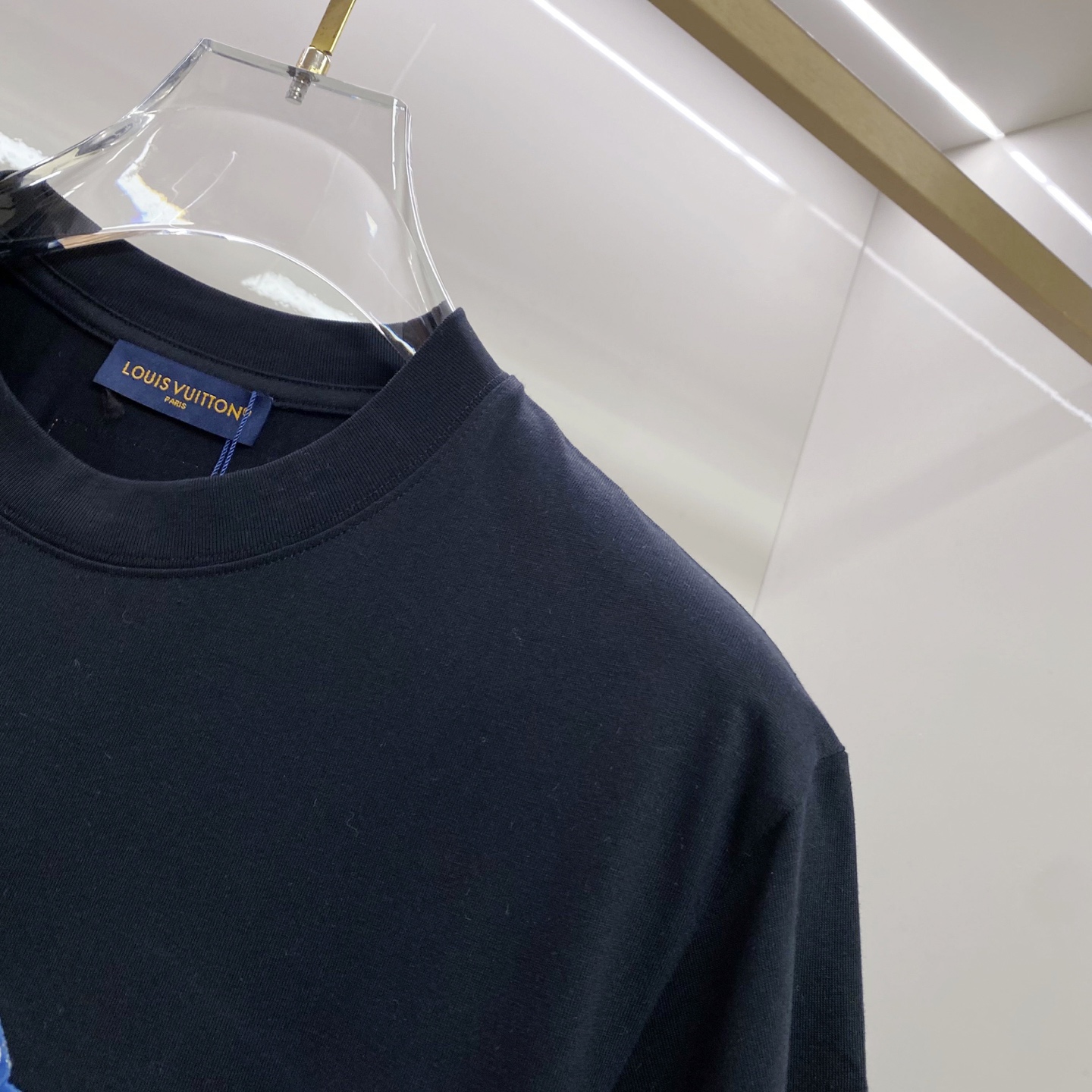 LV 2026ss 春夏新款首发专柜最新款短袖圆领T恤 高端订制 设计前卫时尚！品牌logo重工艺设计 