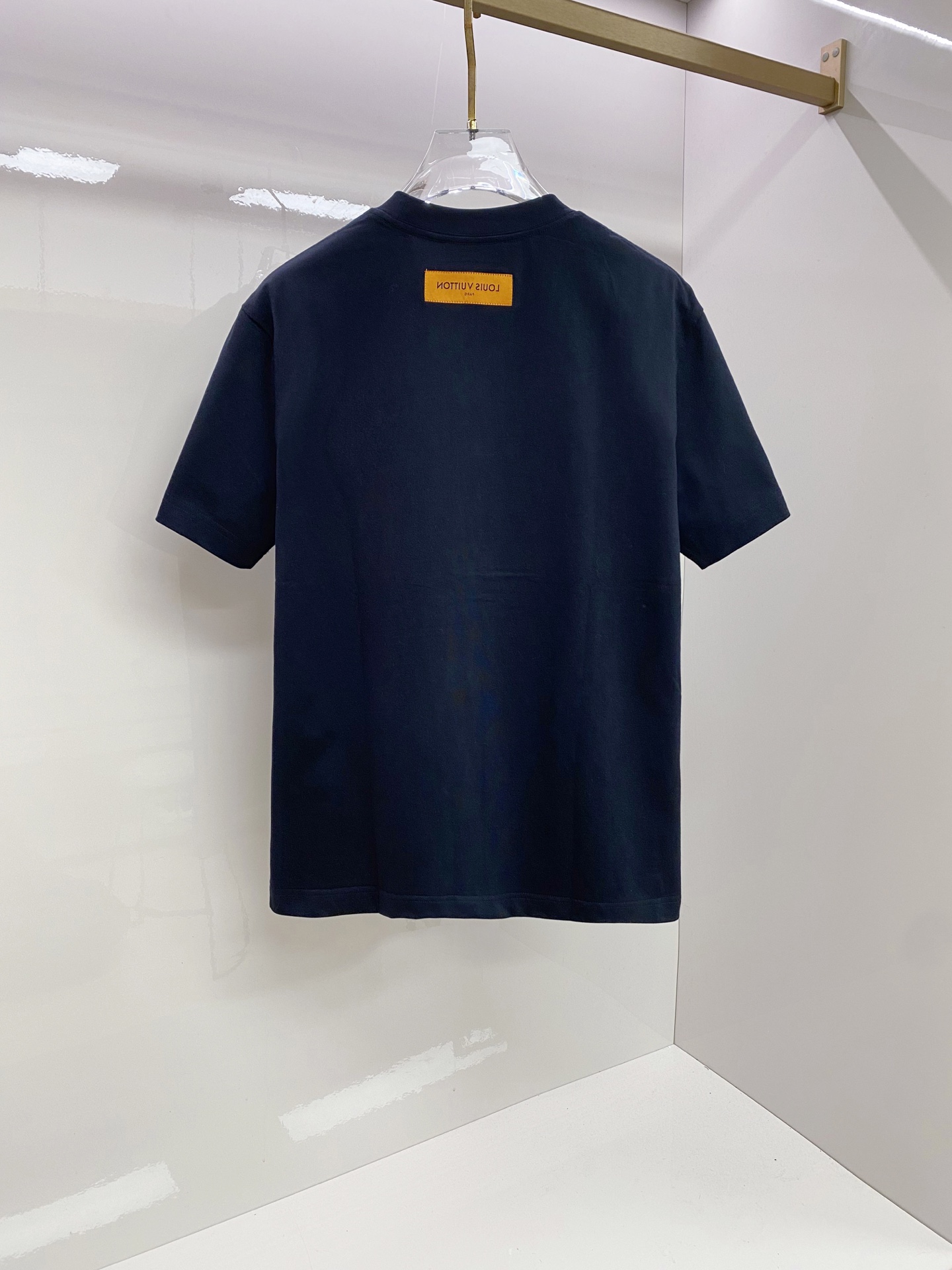 LV 2026ss 春夏新款首发专柜最新款短袖圆领T恤 高端订制 设计前卫时尚！品牌logo重工艺设计 