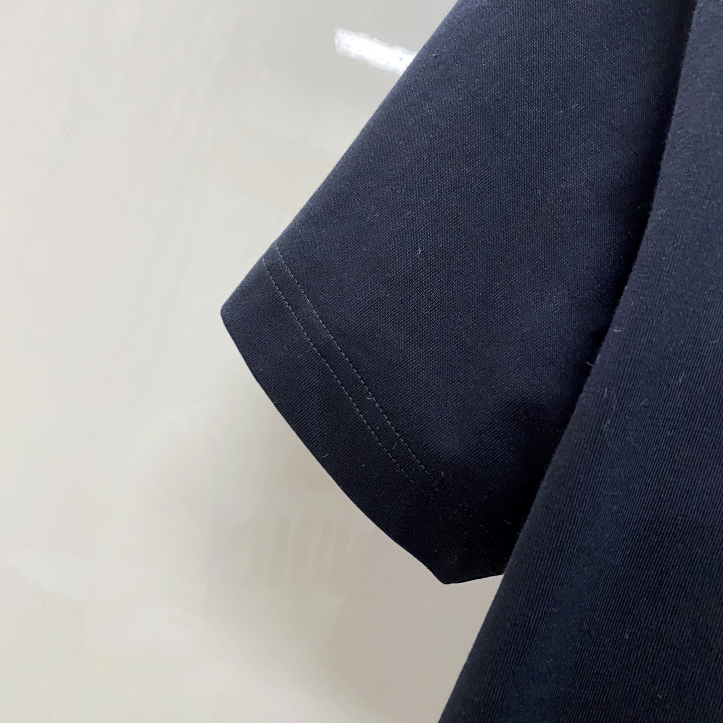 LV 2026ss 春夏新款首发专柜最新款短袖圆领T恤 高端订制 设计前卫时尚！品牌logo重工艺设计 