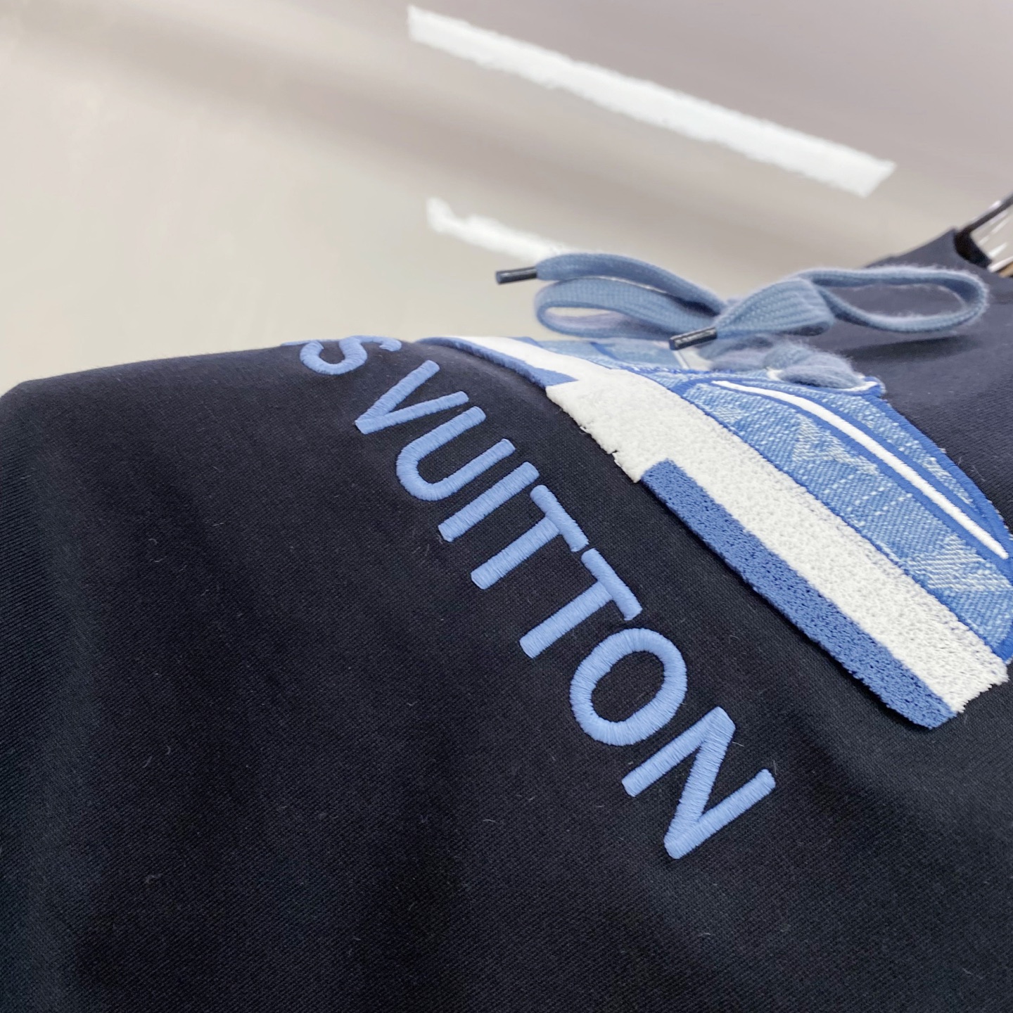 LV 2026ss 春夏新款首发专柜最新款短袖圆领T恤 高端订制 设计前卫时尚！品牌logo重工艺设计 