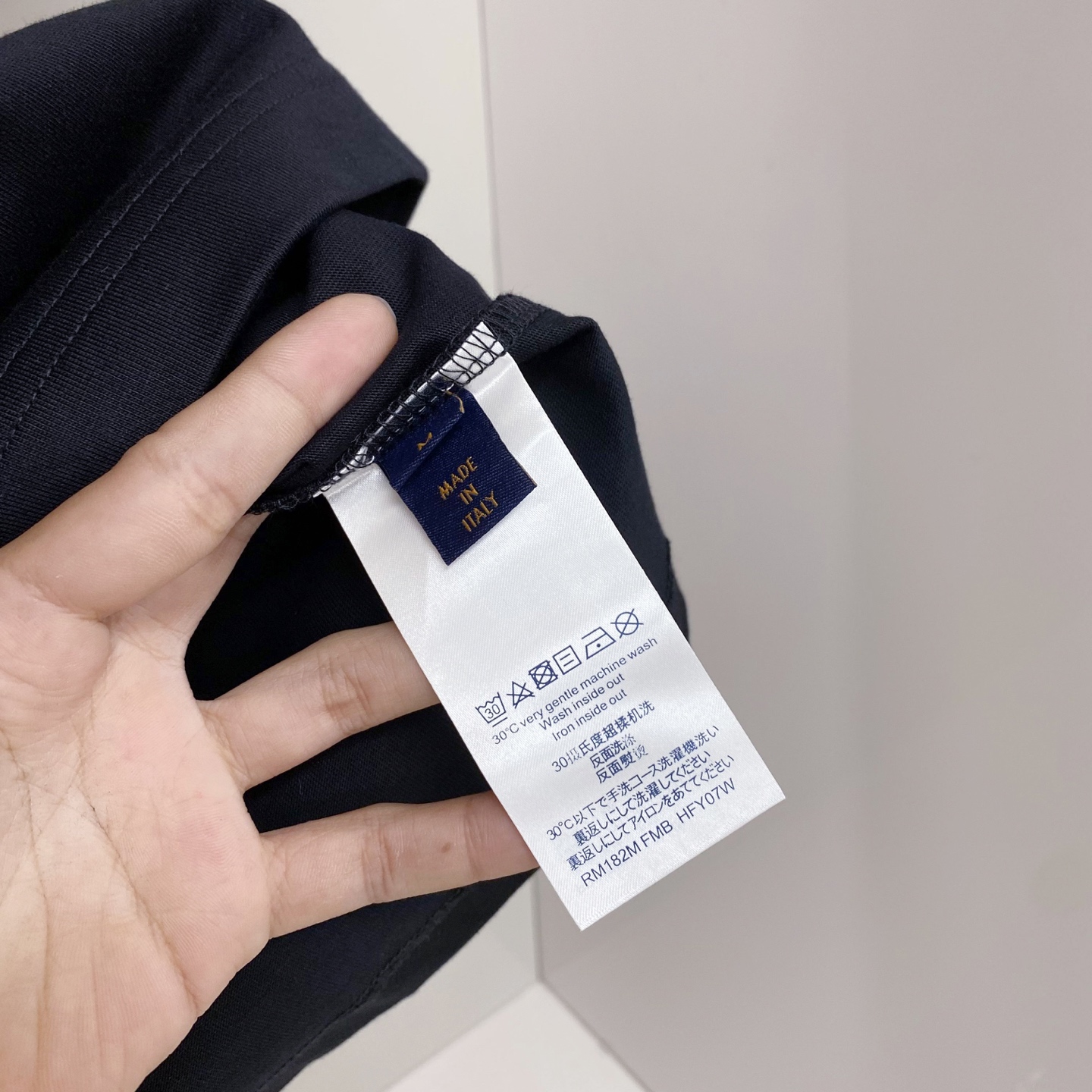 LV 2026ss 春夏新款首发专柜最新款短袖圆领T恤 高端订制 设计前卫时尚！品牌logo重工艺设计 