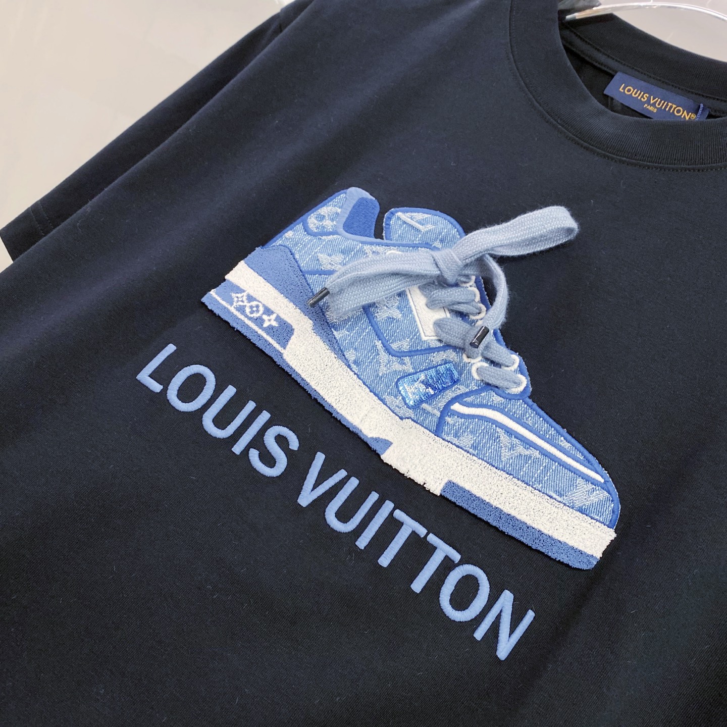 LV 2026ss 春夏新款首发专柜最新款短袖圆领T恤 高端订制 设计前卫时尚！品牌logo重工艺设计 