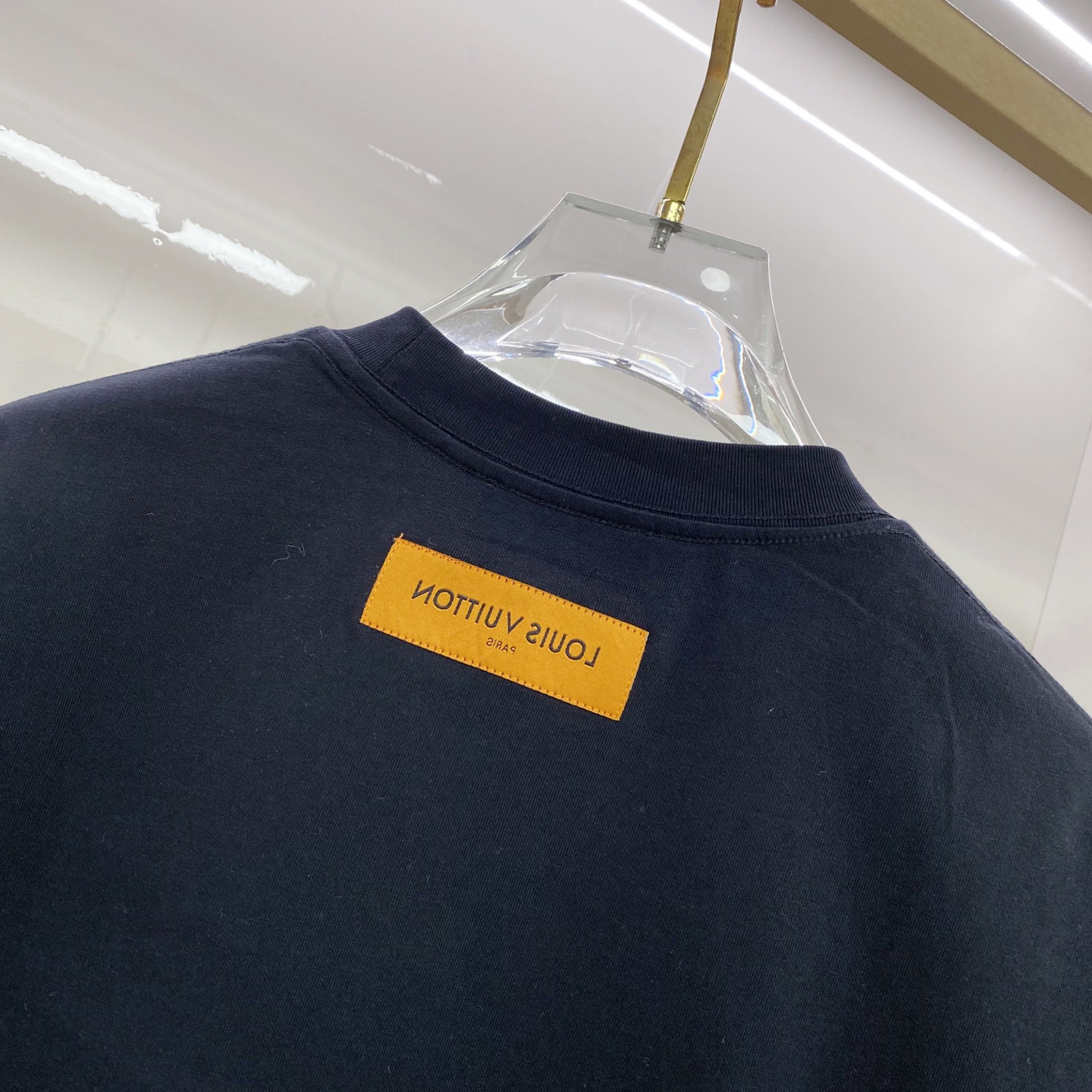 LV 2026ss 春夏新款首发专柜最新款短袖圆领T恤 高端订制 设计前卫时尚！品牌logo重工艺设计 