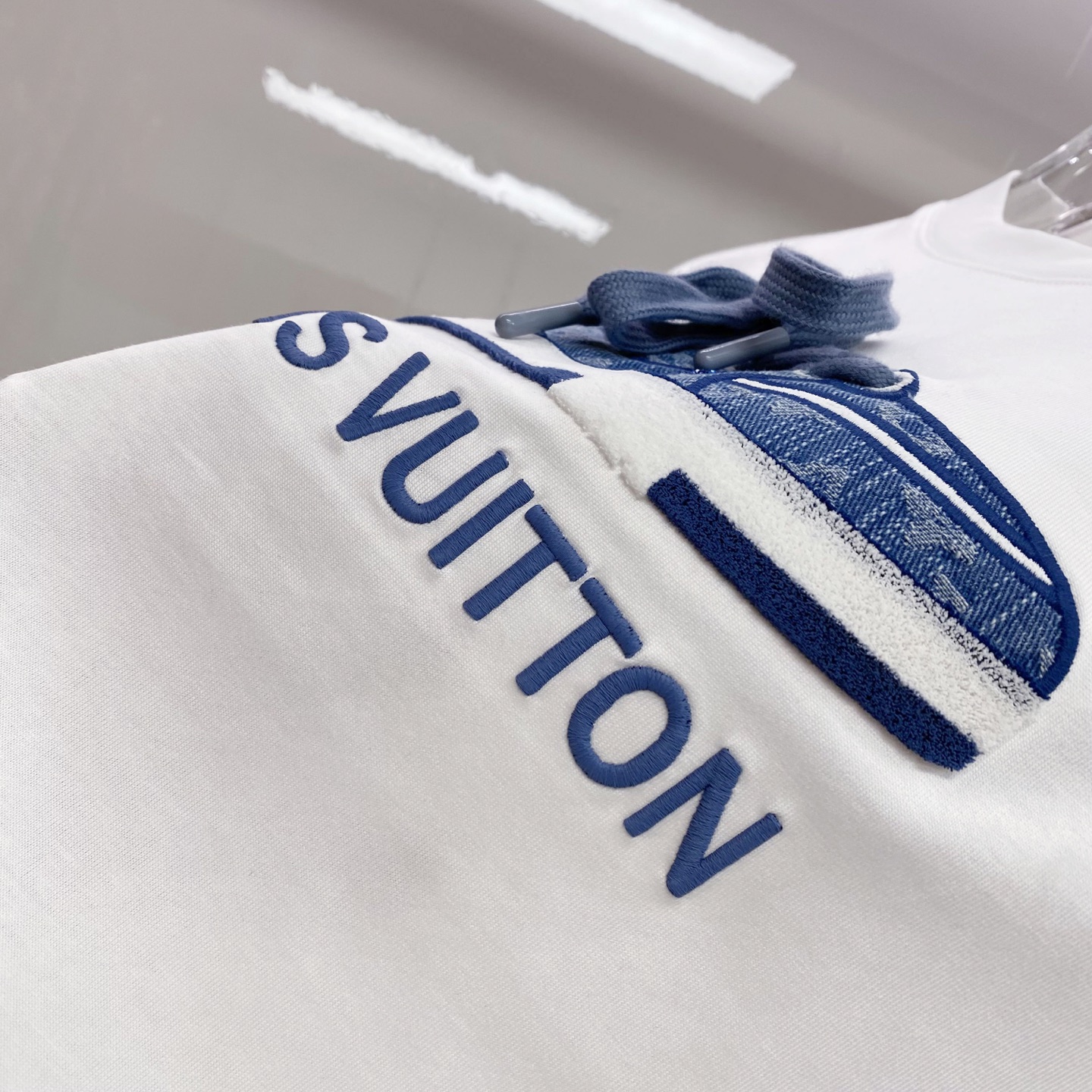 LV 2026ss 春夏新款首发专柜最新款短袖圆领T恤 高端订制 设计前卫时尚！品牌logo重工艺设计 