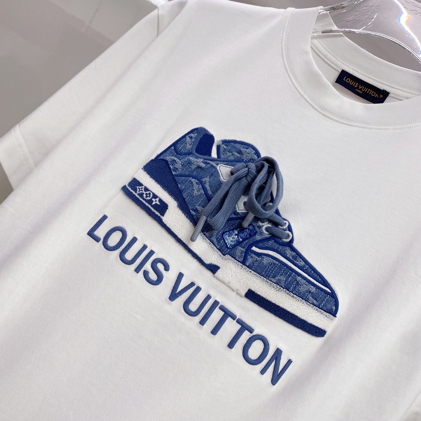 LV 2026ss 春夏新款首发专柜最新款短袖圆领T恤 高端订制 设计前卫时尚！品牌logo重工艺设计 