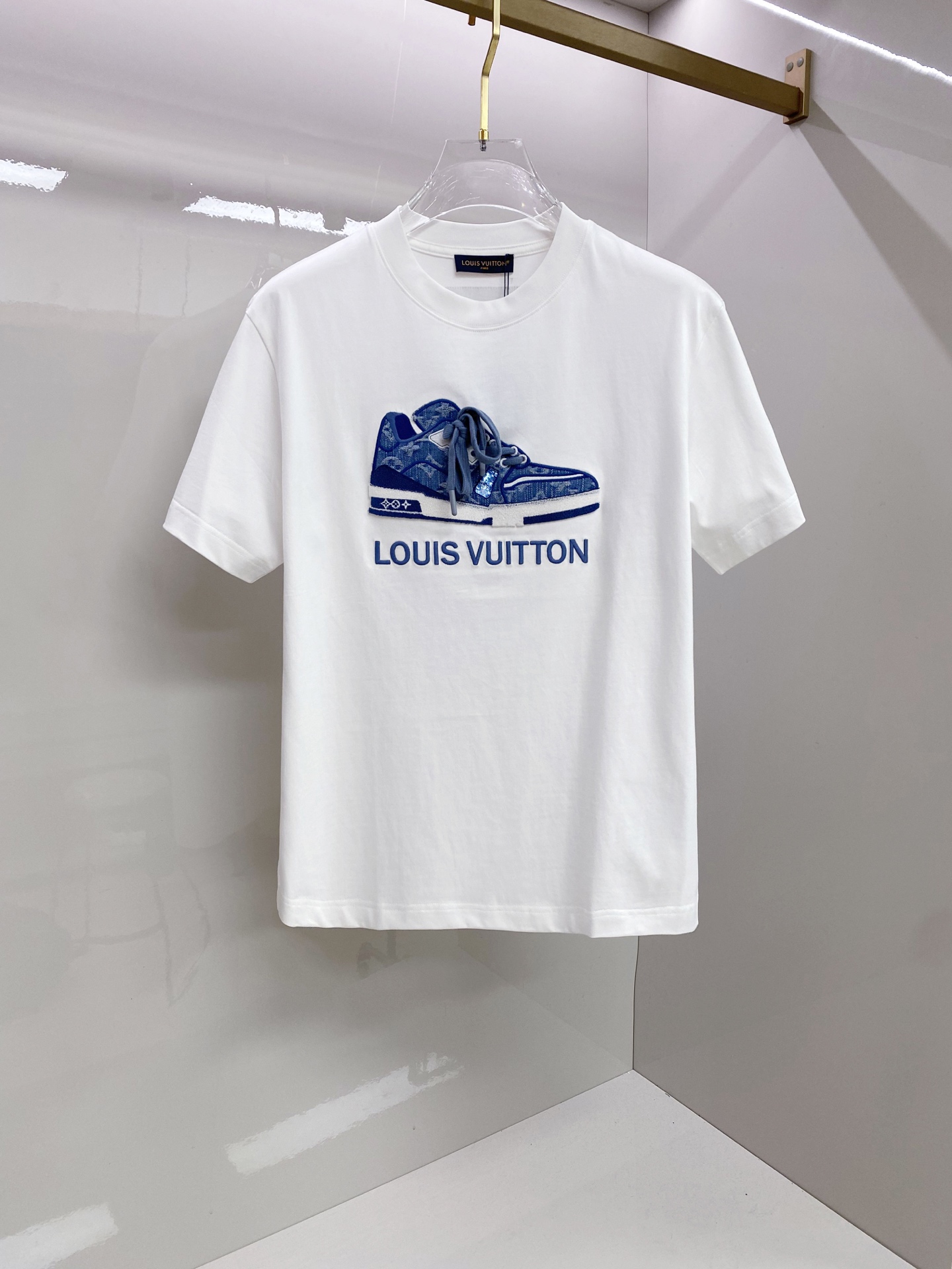 LV 2026ss 春夏新款首发专柜最新款短袖圆领T恤 高端订制 设计前卫时尚！品牌logo重工艺设计 