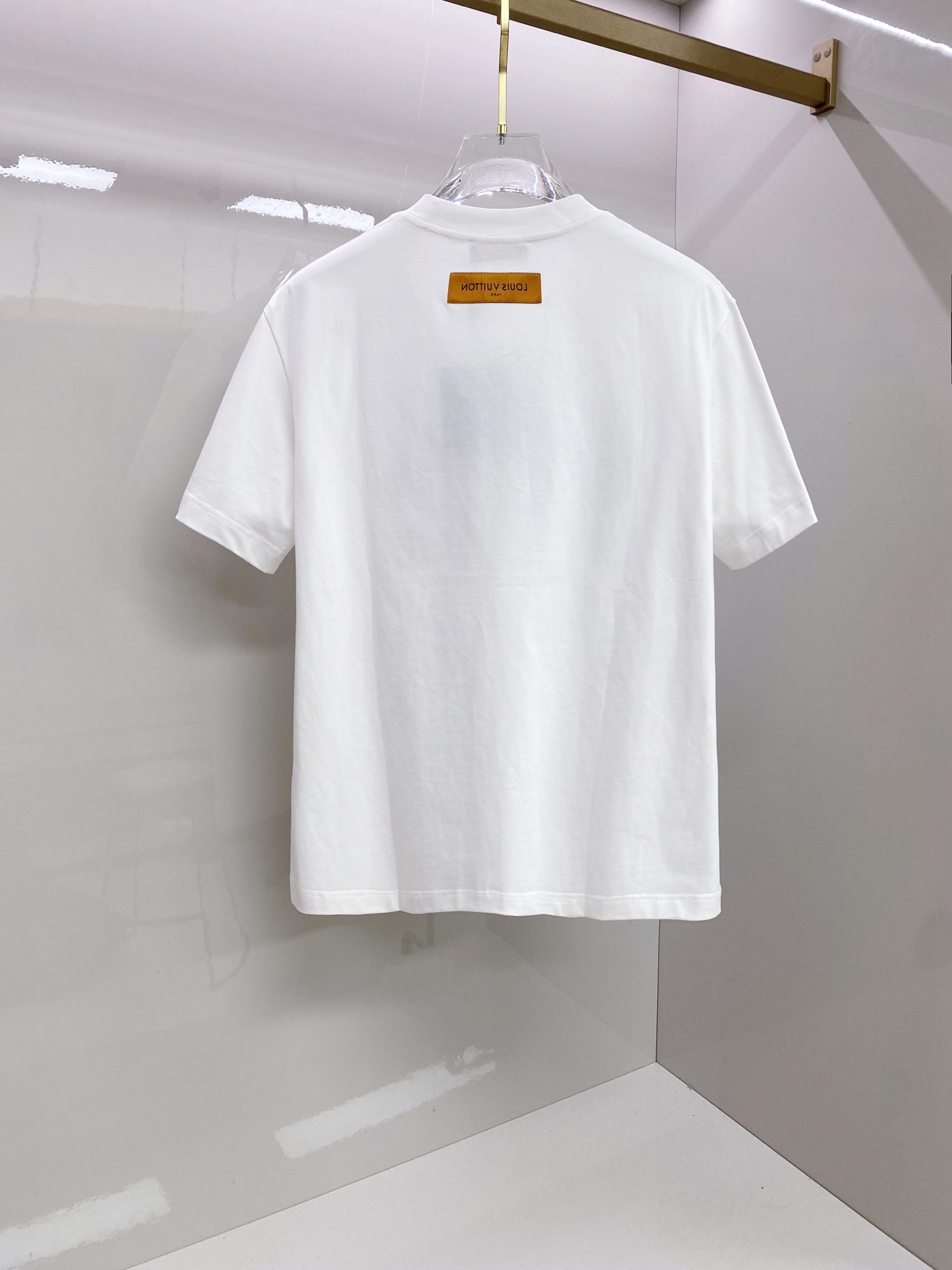 LV 2026ss 春夏新款首发专柜最新款短袖圆领T恤 高端订制 设计前卫时尚！品牌logo重工艺设计 