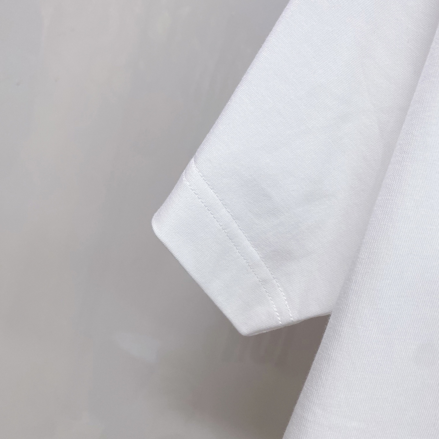 LV 2026ss 春夏新款首发专柜最新款短袖圆领T恤 高端订制 设计前卫时尚！品牌logo重工艺设计 