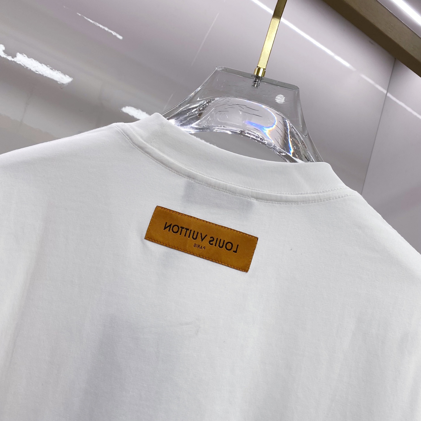 LV 2026ss 春夏新款首发专柜最新款短袖圆领T恤 高端订制 设计前卫时尚！品牌logo重工艺设计 