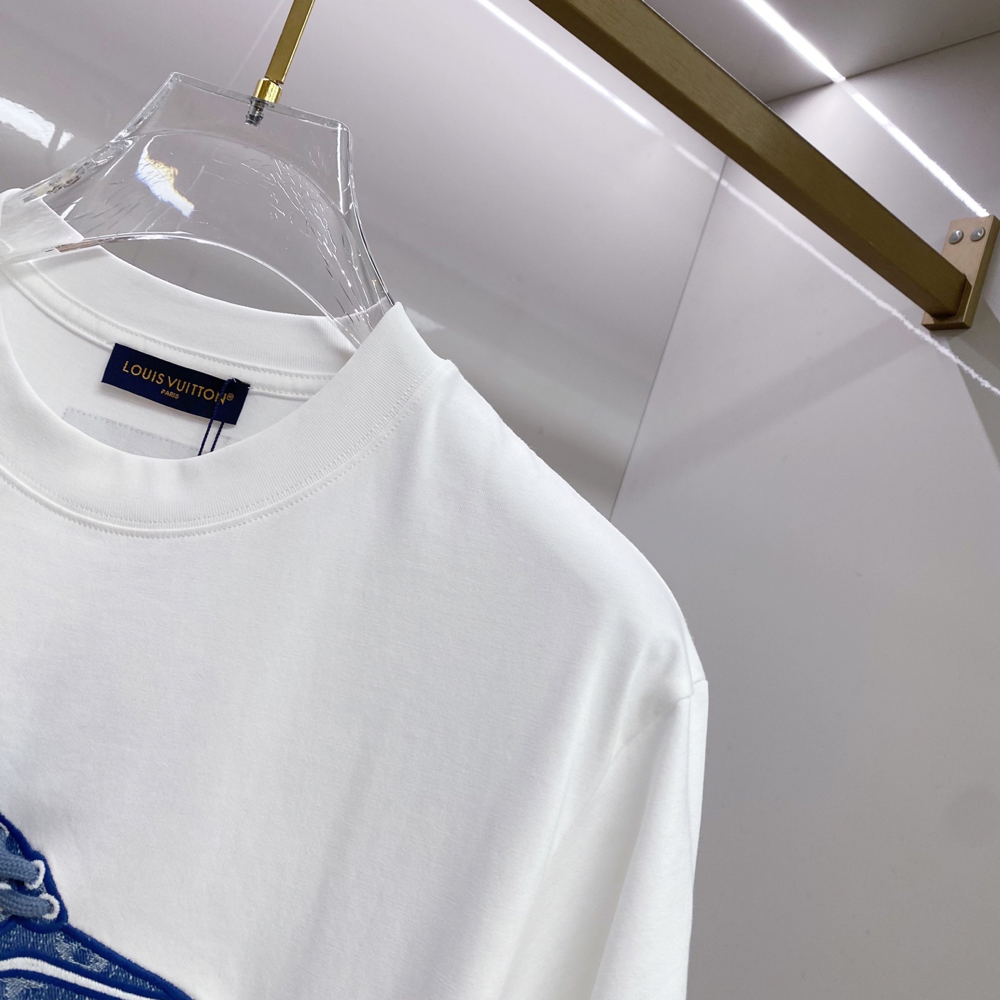 LV 2026ss 春夏新款首发专柜最新款短袖圆领T恤 高端订制 设计前卫时尚！品牌logo重工艺设计 
