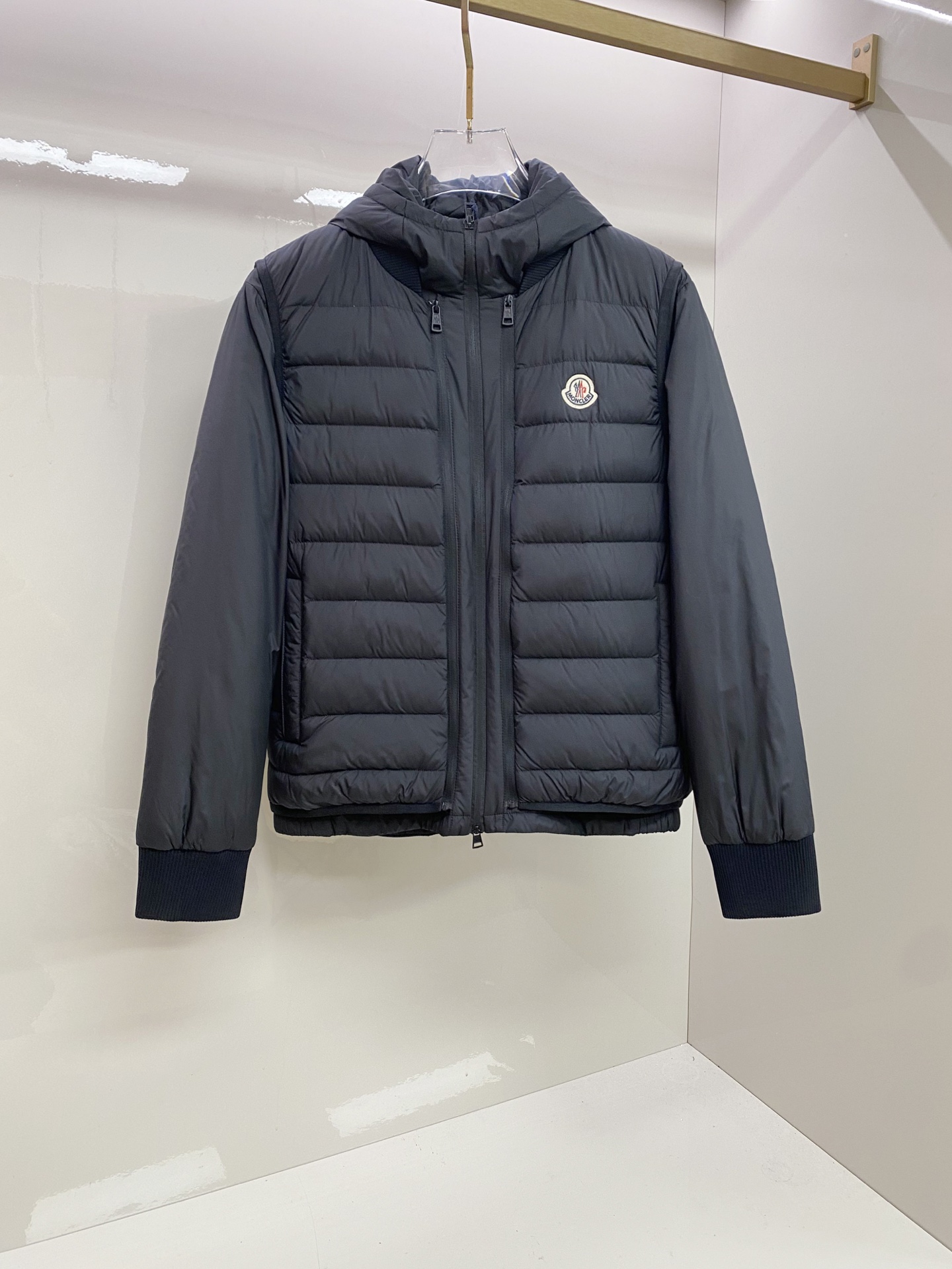 NO:712186,Support the replacement of three-in-one Monc muzzle winter new fashion and simple brand letter embroidered logo hooded down jacket vest after the new year. Overseas trading company quality control, high-quality products are rare, limited sale. This three-in-one down jacket has a simple and clean design, and the upper body is fashionable and neat. The fabric is windproof and warm, and the interior is filled with high-quality duck down, which is fluffy and warm 001  The design improves the windproof effect, and the details are exquisite. The label on the chest shows the brand's fashion style, and the texture is perfect. It is very suitable for daily commuting and dating, practical and fashionable! Color black/grey Size: 48-56 Unit cm Data reference: 48 size, shoulder width 43cm, bust 112cm, length 64cm Size 50, shoulder width 44cm, bust 116cm, length 65cm  Size 52, shoulder width 45cm, bust 120cm, length 66cm Size 54, shoulder width 46cm, bust 124cm, length 67cm Size 56, shoulder width 47cm, bust 128cm, length 68cm Manual measurement, error within 1-3CM is normal, Moncler, jackets & coats, down jacket, hats,19860909支持年后退换三合一Monc蒙口冬季新款时尚简约品牌字母绣标连帽羽绒服马甲外套 海外贸易公司品控,精品稀出,限量发售. 这款三合一羽绒服外套,简约干净的设计,上身时尚利落.面料防风保暖,内里填充优质鸭绒,蓬松又保暖001 设计提升防风效果,细节精致,胸口处设计彰显品牌时尚格调的标签,质感满分.日常通勤、约会都非常适合,实用又时髦! 颜色黑色/灰色 尺码:48-56 单位cm 数据参考: 48码,肩宽43cm,胸围112cm,衣长64cm 50码,肩宽44cm,胸围116cm,衣长65cm 52码,肩宽45cm,胸围120cm,衣长66cm 54码,肩宽46cm,胸围124cm,衣长67cm 56码,肩宽47cm,胸围128cm,衣长68cm 手工测量 误差1-3CM内实属正常,,Moncler,jackets & coats,down jacket,hats,,Men's clothing