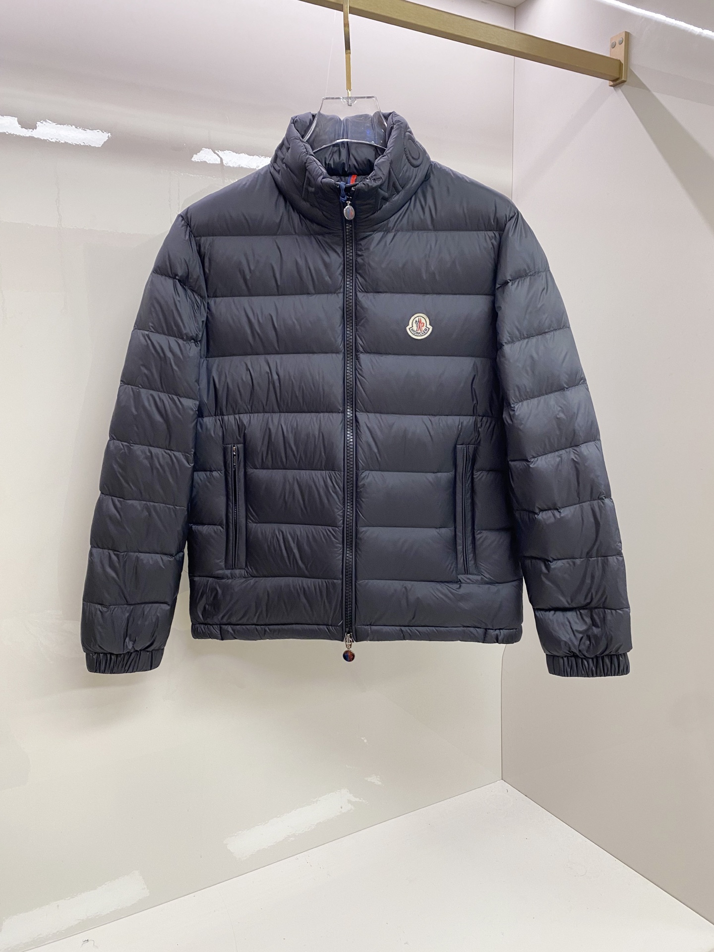 NO:712183,Support the exchange of Moncler fashionable sports and leisure stand-collar down jackets after the new year!  !  The three-dimensional letters of the collar are foamed and fixed with high-temperature positioning and embroidery. Carefully crafted!  It adopts classic grid, filled with velvet and is three-dimensional and vivid!  Matte fabric with a slightly sporty temperament and 90 white duck down!  The fitted version of the wool Zhangzi logo adds a sense of luxury!  The fabric is soft, delicate and practical, and the perfect combination of fashion, sports, ability and handsomeness not only ensures the overall wearability, but also has a sense of design without being dull!  Let the original sports-style items become more fashionable instantly!  The upper body is very handsome and stylish!  Every detail is introduced one by one, the craftsmanship is exquisite, the three-dimensional tailoring is necessary for travel and vacation, and the sporty tailoring chases the trend. It represents its interpretation of fashion and leisure. Moner has become the leading international top brand in the outdoor down jacket industry!  Color black green size 1-2-3-4-5 2 shoulder width 48, bust 54, length 63 refer to the 2 size chart to choose the size that suits you!  ,,Moncler,down jacket,19860909支持年后退换Moncler 蒙口 时尚运动休闲立领羽绒服！！领圈立体字母发泡高温定位刺绣固定精心打造！采用经典分格充绒立体生动！哑光面料略带运动气质90白鸭绒！合体版型羊毛章仔logo加持高级感拉满！面料柔软细腻实用性大大提升、时尚融合运动干练帅气完美结合既保证整体的实穿性,又充满设计感不呆板！ 让原本运动风格的单品瞬间变得更加时尚！ 上身非常帅气有型！处处都是细节不一一介绍、工艺精美搭配、旅游度假必备立体裁剪、 运动气息剪裁追逐潮流 代表它对时尚休闲的诠释 Moner在户外羽绒服业界中,成为首屈一指的国际顶尖品牌！ 颜色黑色 绿色 尺码1-2-3-4-5 2肩宽48、胸围54、衣长63 参考2尺码表数选择合适自己的尺码！,,Moncler,down jacket,,Men's clothing