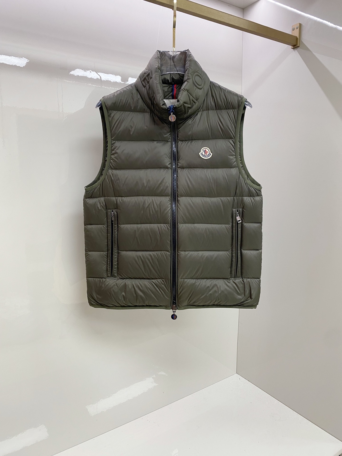 NO:712180,Supports exchange of Moncler down jackets after the year, the latest fashion designer down jackets in 2025. Every detail shows high-end craftsmanship and structural tailoring design changes to show men's diverse image changes. It is slim and neat, and tailored to meet the current popular multi-layered outfits. Versatile style for life. Code number 12345, Moncler, jackets & coats, down jacket,19860909支持年后退换Moncler 蒙口 羽绒服2025最新款时尚设计师款羽绒外套.处处细节显工艺足够的高级 结构性剪裁的设计改变来展现男士多样的形象变化,修身利落、剪裁合体,满足时下正流行的多层次穿搭,生活百搭款式 码数12345,,Moncler,jackets & coats,down jacket,,Men's clothing