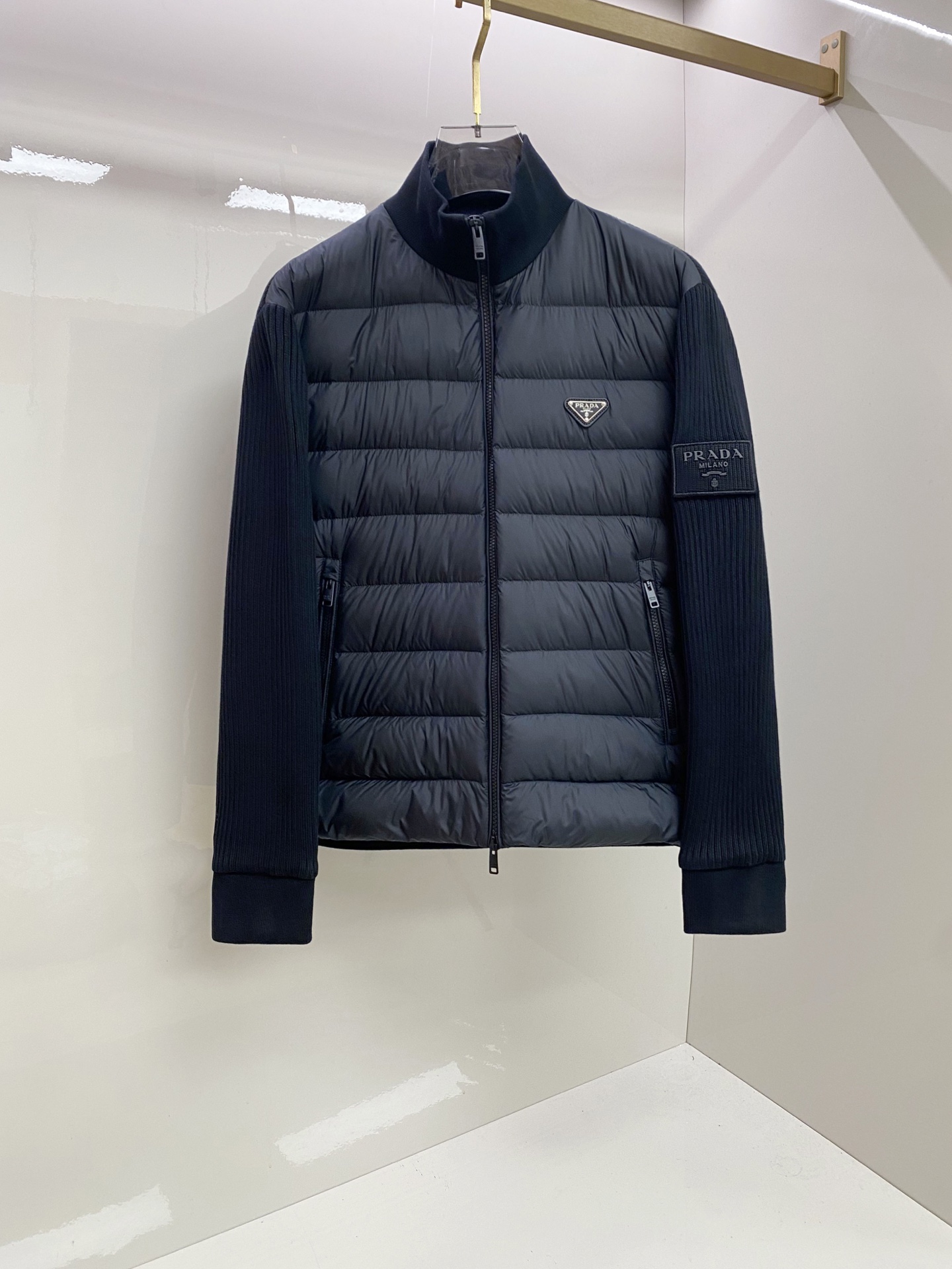 NO:712175,Support for exchanging Prada after the new year. Prada* new men's classic plaid down knitted jacket. The overall style is simple and elegant. The black knitted splicing appearance presents a neat temperament, and the iconic classic plaid is embellished on the inside to form a sharp contrast. The jacket is filled with 90 white goose down. It is guaranteed to be light and fluffy while having good thermal insulation performance.  The inner plaid arrangement is symmetrical, with rigorous details. The fabric is smooth and wrinkle-resistant, with a delicate touch. It is crisp and stylish to wear and is not prone to creases, which improves the practicality of daily use. The body is fully padded and has excellent fluffiness, ensuring that it still maintains a comfortable and warm feeling in cold weather. The overall design takes into account both practicality and beauty, while retaining the Burberry  Iconic British style, and through modern technology, it presents a high-end texture that is both fashionable and comfortable.,,burberry,prada,prada,jackets & coats,down jacket,19860909支持年后退换Prada 普拉达* 新款男装 经典格纹羽绒针织夹克 整体款式简洁大方,以黑色针织拼接外观呈现利落气质,内里则点缀标志性的经典格纹,形成鲜明对比.夹克 90白鹅绒填充. 保证轻盈蓬松的同时具备良好的保暖性能. 内里格纹排布对称,细节严谨,面料顺滑且抗皱,触感细腻,穿着挺括有型,不易产生折痕,提升了日常使用的实穿性.衣身填充饱满,蓬松度出色,确保在寒冷天气中依旧保持舒适的保暖感受. 整体设计兼顾实用与美观,既保留 巴宝莉 标志性的英伦格调,又通过现代工艺呈现出时尚与舒适兼备的高端质感.,,burberry,prada,prada,jackets & coats,down jacket,,Men's clothing