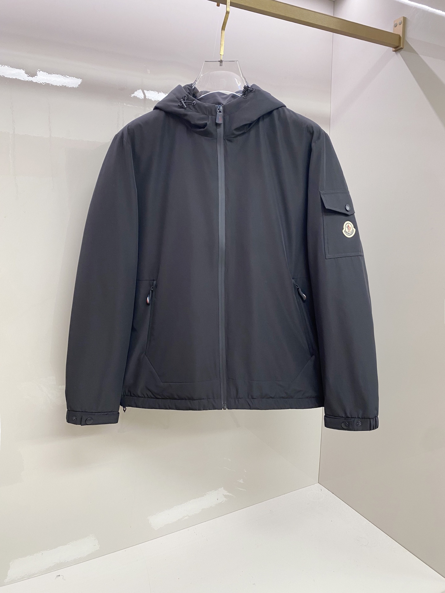 NO:712200,Supports the exchange of Moncler Moncler masks after the new year. High-end recommended products. 2025 autumn and winter men's original single down jacket!  Aristocratic blood, full of fluffiness, cold-proof artifact, high-end top-notch ready-to-wear, integrated with fashion design elements, not dominated by functionality, practical wear on the high street. The filling is imported high-grade 90 white duck down feathers, which are high in weight and thick, with excellent quick heating and heat preservation effects. It gathers Zegna traditional craft symbol pieces, and gives the new season fashion vitality and fashion aesthetic value. The style is both solemn and harmonious, and is the first choice for urban elite men.  Size M-3XL,,zegna,Moncler,down jacket,19860909支持年后退换moncler 蒙口 高端推荐牛货 2025秋冬款男士原单羽绒服！贵族血统 蓬松感十足 御寒神器 高端顶尖一线成衣,融入了时装的设计元素,不以功 能性为主导,高街实穿款.填充物为进口高级甄选90白鸭绒羽毛,高克重厚实,速热以及聚温保暖效果极好.聚集了杰尼亚传统工艺 符号片, 并赋予了新一季时尚活力和时装美学价值,亦庄亦谐的风格,都市精英男士首选. 尺码M-3XL,,zegna,Moncler,down jacket,,Men's clothing