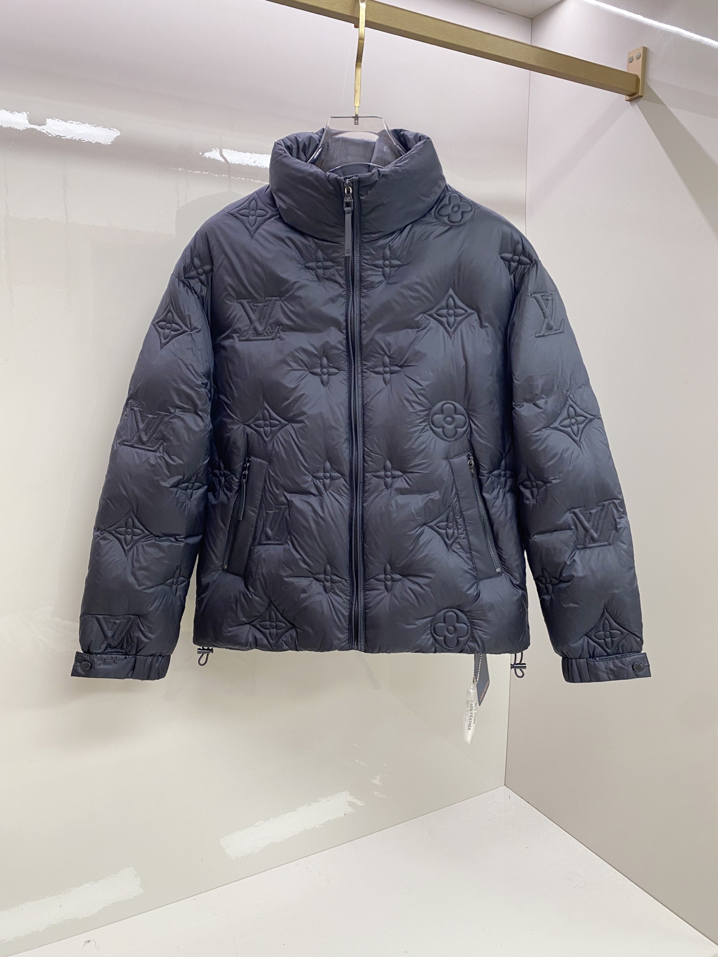 NO:712197,Supports the exchange of LV after the end of the year. Louis Vuitton’s high-end recommended products 2025 autumn and winter men’s original single down jacket!  Aristocratic blood, full of fluffiness, cold-resistant artifact, high-end top-notch ready-to-wear, the entire garment is designed with hand-heavy craftsmanship, incorporating fashion design elements, not functionality-oriented, practical wear on the high street. The filling is imported high-grade selection 90 white duck down feathers, high weight and thick, excellent quick heating and heat preservation effects. It gathers Zegna traditional craft symbol pieces,  And it gives the new season fashion vitality and fashion aesthetic value, and the style is both solemn and harmonious. It is the first choice for urban elite men. Size M-3xL,, louis vuitton, louis vuitton, zegna, down jacket,19860909支持年后退换LV 路易威登 高端推荐牛货 2025秋冬款男士原单羽绒服！贵族血统 蓬松感十足 御寒神器 高端顶尖一线成衣,整件衣服采 用手重工艺设计,融入了时装的设计元素,不以功 能性为主导,高街实穿款.填充物为进口高级甄选90白鸭绒羽毛,高克重厚实,速热以及聚温保暖效果极好.聚集了杰尼亚传统工艺 符号片, 并赋予了新一季时尚活力和时装美学价值,亦庄亦谐的风格,都市精英男士首选. 尺码M-3xL,,louis vuitton,louis vuitton,zegna,down jacket,,Men's clothing