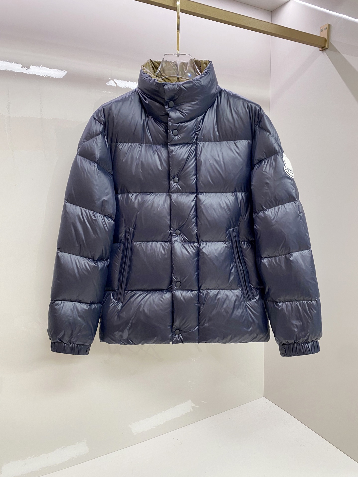 NO:712195,The Moncler Tripiti men's down jacket can be exchanged after the end of the year. It is purchased and developed from the original version, filled with 95 white duck down, extremely full and light. The Tripiti men's short down jacket is made of neat fabrics, showing a bold glossy surface. The original replacement fabric comes with the original matching hardware. I won't go into details about the hardware. The single material is just a few days away from the market currency. Product details  The Tripiti down jacket is made of functional glossy nylon fabric, which is comfortable and warm without being heavy. The chenille logo patch reflects the essence of the brand. Details Made of super laqué fabric Nylon laqué lining Filled down Stand collar Zipper and snap fastening Zippered pockets Adjustable cuffs Drawstring hem Chenille logo patch Size M-XXXL Color Black Beige,,Moncler,jackets & coats,jackets & coats,down jacket,19860909支持年后退换蒙口/Moncler Tripiti男士羽绒夹克外套 原版购入开发,95白鸭绒填充,极致饱满轻便. Tripiti男士短款羽绒夹克采用利落面料制成,呈现大胆的光泽表面.原厂替换面料原厂配套五金,五金细节不多讲了,单材质就甩市面通货几天大街. 商品详情 Tripiti羽绒夹克采用功能性亮面尼龙面料制成,舒适保暖而不显厚重.雪尼尔标识贴片彰显品牌精髓. 细节 采用super laqué面料制成 Nylon laqué衬里 填充羽绒 立领 拉链和按扣开合 拉链口袋 可调节袖口 抽绳下摆 雪尼尔标识贴片 码数M-XXXL 颜色黑色 米色,,Moncler,jackets & coats,jackets & coats,down jacket,,Men's clothing