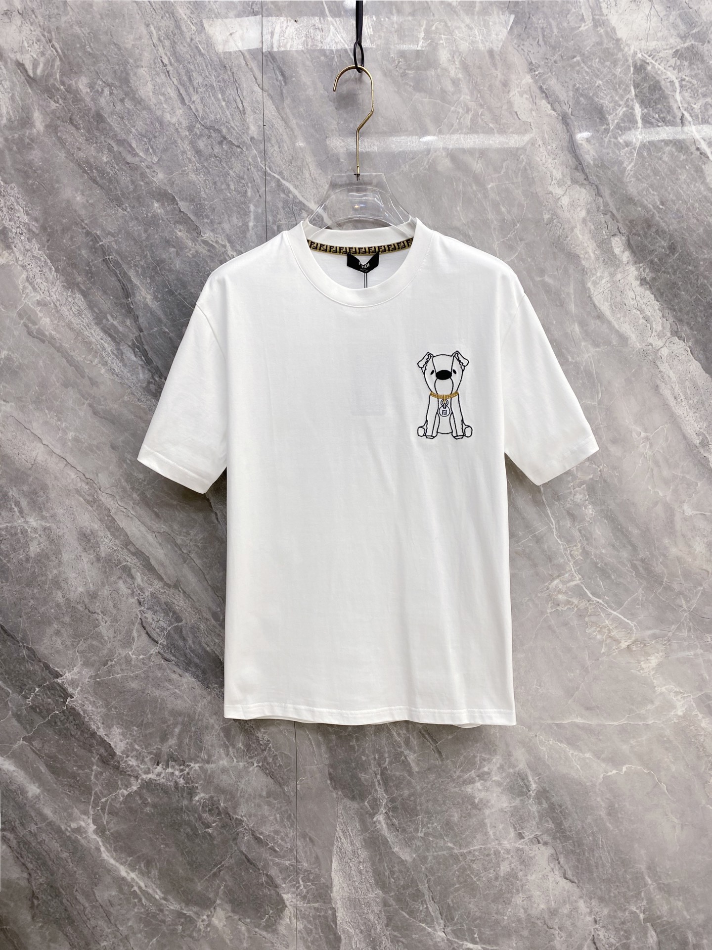 NO:832048,[Fendi 2026 Spring and Summer · High-end Customized T-shirts] Core fabric imported from Peru × top-grade mercerization technology. The core body feels silky smooth, excellent breathability and not stuffy. Core technology heavy industry three-dimensional logo, counter-level precision stitching. The core version is crisp and neat, modifying the body. Classic black and white two-color | M-3XL full size coverage AAA1, fendi, tees, t-shirt,19860909【 芬迪 2026春夏 · 高阶定制T恤】 核心面料秘鲁进口匹马棉 × 顶级丝光工艺 核心体感蚕丝般柔滑,卓越透气不闷热 核心工艺重工立体Logo,专柜级精密车线 核心版型挺括利落,修饰身材 经典黑白双色 | M—3XL全码覆盖 AAA1,,fendi,tees，t-shirt,,Men's clothing