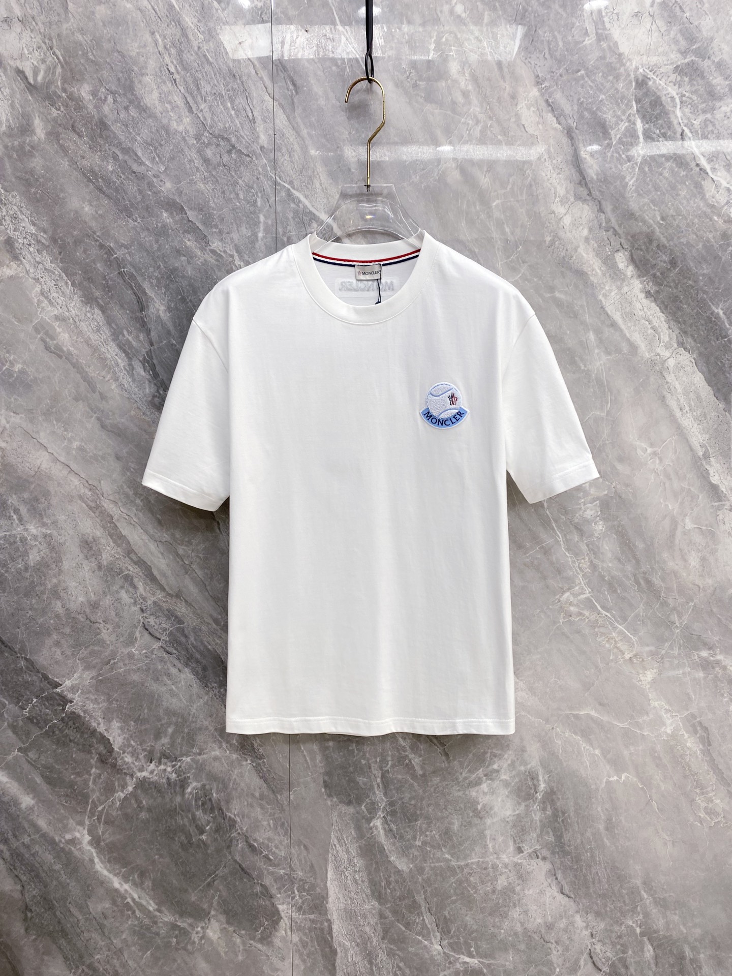 NO:832110,[Mengkou 2026 Spring and Summer · High-end Customized T-shirt] Core fabric imported from Peru × top-level mercerization technology. The core body feels silky smooth, excellent breathability and not stuffy. Core technology heavy industry three-dimensional logo, counter-level precision stitching. The core version is crisp and neat, modifying the figure. Classic black and white two-color | M-3XL full size coverage AAA1, Moncler, tees, t-shirt,19860909【 蒙口 2026春夏 · 高阶定制T恤】 核心面料秘鲁进口匹马棉 × 顶级丝光工艺 核心体感蚕丝般柔滑,卓越透气不闷热 核心工艺重工立体Logo,专柜级精密车线 核心版型挺括利落,修饰身材 经典黑白双色 | M—3XL全码覆盖 AAA1,,Moncler,tees，t-shirt,,Men's clothing