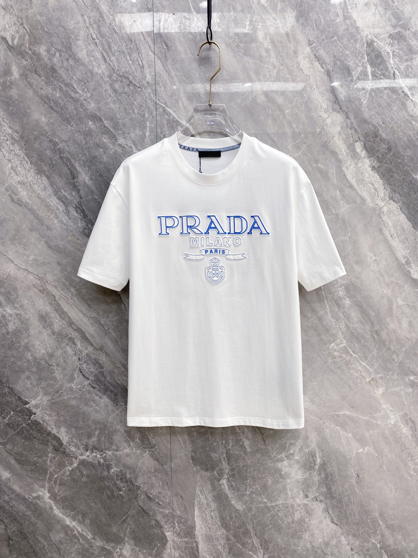 NO:832116,[Prada 2026 Spring and Summer · High-end Customized T-Shirts] Core fabric imported from Peru × top-grade mercerization technology. The core body feels silky smooth, excellent breathability and not stuffy. Core technology heavy industry three-dimensional logo, counter-level precision stitching. The core version is crisp and neat, modifying the body. Classic black and white two-color | M-3XL full size coverage AAA1, prada, tees, t-shirt,19860909【 普拉达 2026春夏 · 高阶定制T恤】 核心面料秘鲁进口匹马棉 × 顶级丝光工艺 核心体感蚕丝般柔滑,卓越透气不闷热 核心工艺重工立体Logo,专柜级精密车线 核心版型挺括利落,修饰身材 经典黑白双色 | M—3XL全码覆盖 AAA1,,prada,tees，t-shirt,,Men's clothing
