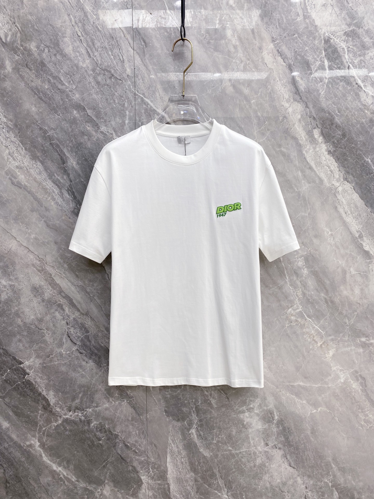 NO:832122,[Dior 2026 Spring and Summer · High-end Customized T-Shirts] The core fabric is Pima cotton imported from Peru × top mercerization technology. The core body feels silky smooth, excellent breathability and not stuffy. The core technology is heavy industry three-dimensional logo, counter-level precision stitching. The core version is crisp and neat, modifying the body. Classic black and white two-color | M—3XL full size coverage AAA1, dior, tees, t-shirt,19860909【 迪奥 2026春夏 · 高阶定制T恤】 核心面料秘鲁进口匹马棉 × 顶级丝光工艺 核心体感蚕丝般柔滑,卓越透气不闷热 核心工艺重工立体Logo,专柜级精密车线 核心版型挺括利落,修饰身材 经典黑白双色 | M—3XL全码覆盖 AAA1,,dior,tees，t-shirt,,Men's clothing