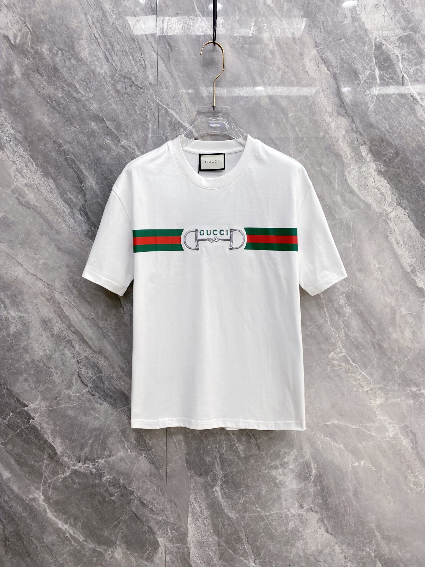 NO:832128,[GUCCI 2026 Spring and Summer · High-end Customized T-shirts] The core fabric is Pima cotton imported from Peru × top-level mercerization technology. The core body feels silky smooth, excellent breathability and not stuffy. The core technology heavy industry three-dimensional logo, counter-level precision stitching. The core version is crisp and neat, modifying the figure. Classic black and white two-color | M—3XL full size coverage AAA1,, gucci, tees, t-shirt,19860909【 GUCCI 2026春夏 · 高阶定制T恤】 核心面料秘鲁进口匹马棉 × 顶级丝光工艺 核心体感蚕丝般柔滑,卓越透气不闷热 核心工艺重工立体Logo,专柜级精密车线 核心版型挺括利落,修饰身材 经典黑白双色 | M—3XL全码覆盖 AAA1,,gucci,tees，t-shirt,,Men's clothing