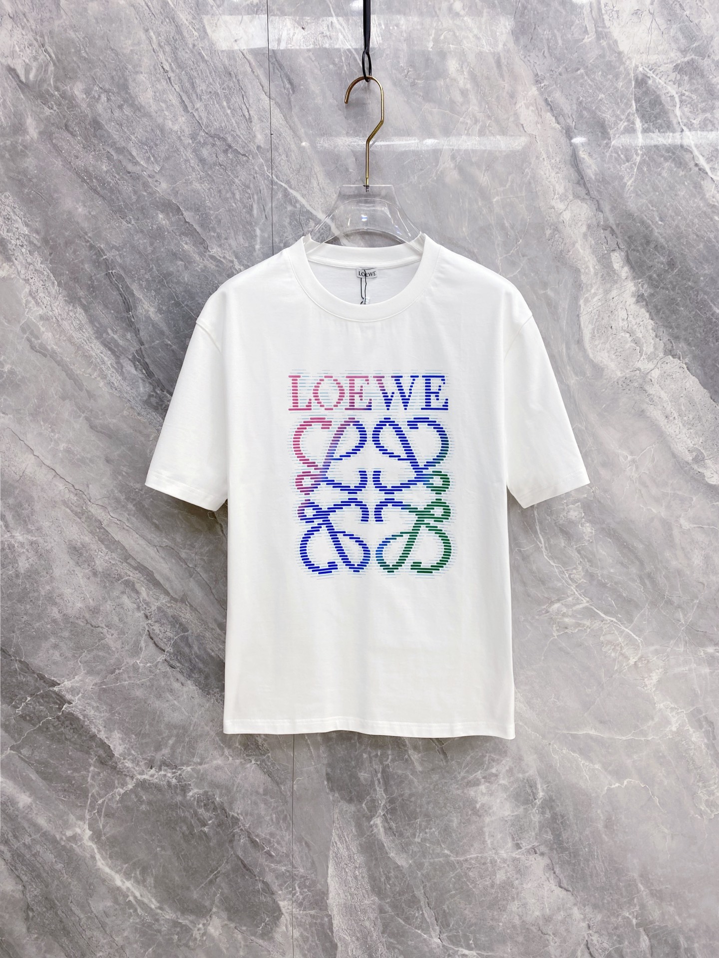 NO:832140,[Loewe 2026 Spring and Summer · High-end Customized T-shirts] Core fabric imported from Peru × top-grade mercerization technology. The core body feels silky smooth, excellent breathability and not stuffy. Core technology heavy industry three-dimensional logo, counter-level precision stitching. The core version is crisp and neat, modifying the body. Classic black and white two-color | M-3XL full size coverage AAA1, loewe, tees, t-shirt,19860909【 罗意威 2026春夏 · 高阶定制T恤】 核心面料秘鲁进口匹马棉 × 顶级丝光工艺 核心体感蚕丝般柔滑,卓越透气不闷热 核心工艺重工立体Logo,专柜级精密车线 核心版型挺括利落,修饰身材 经典黑白双色 | M—3XL全码覆盖 AAA1,,loewe,tees，t-shirt,,Men's clothing