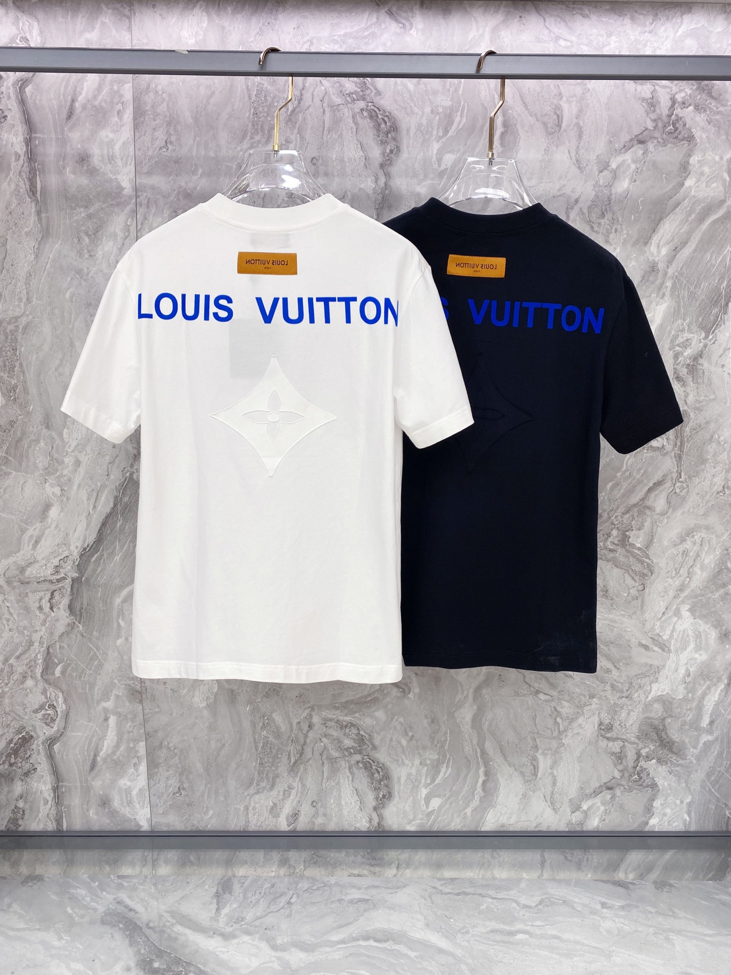 LV 2026ss 春夏新款首发专柜最新款短袖圆领T恤 高端订制 设计前卫时尚！品牌logo重工艺设计 