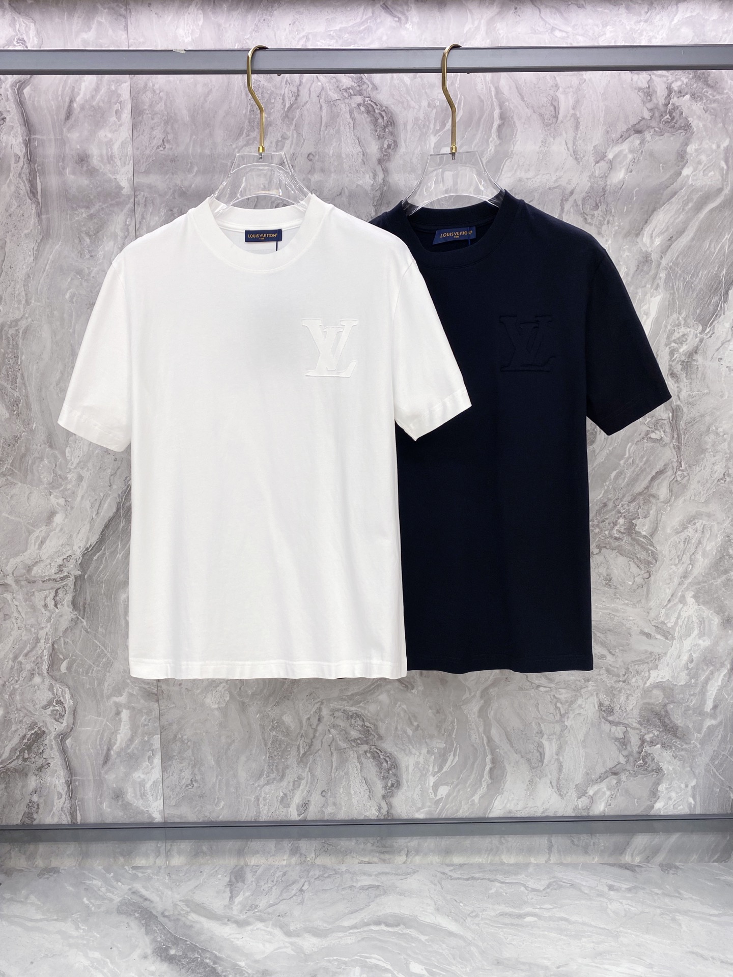 LV 2026ss 春夏新款首发专柜最新款短袖圆领T恤 高端订制 设计前卫时尚！品牌logo重工艺设计 