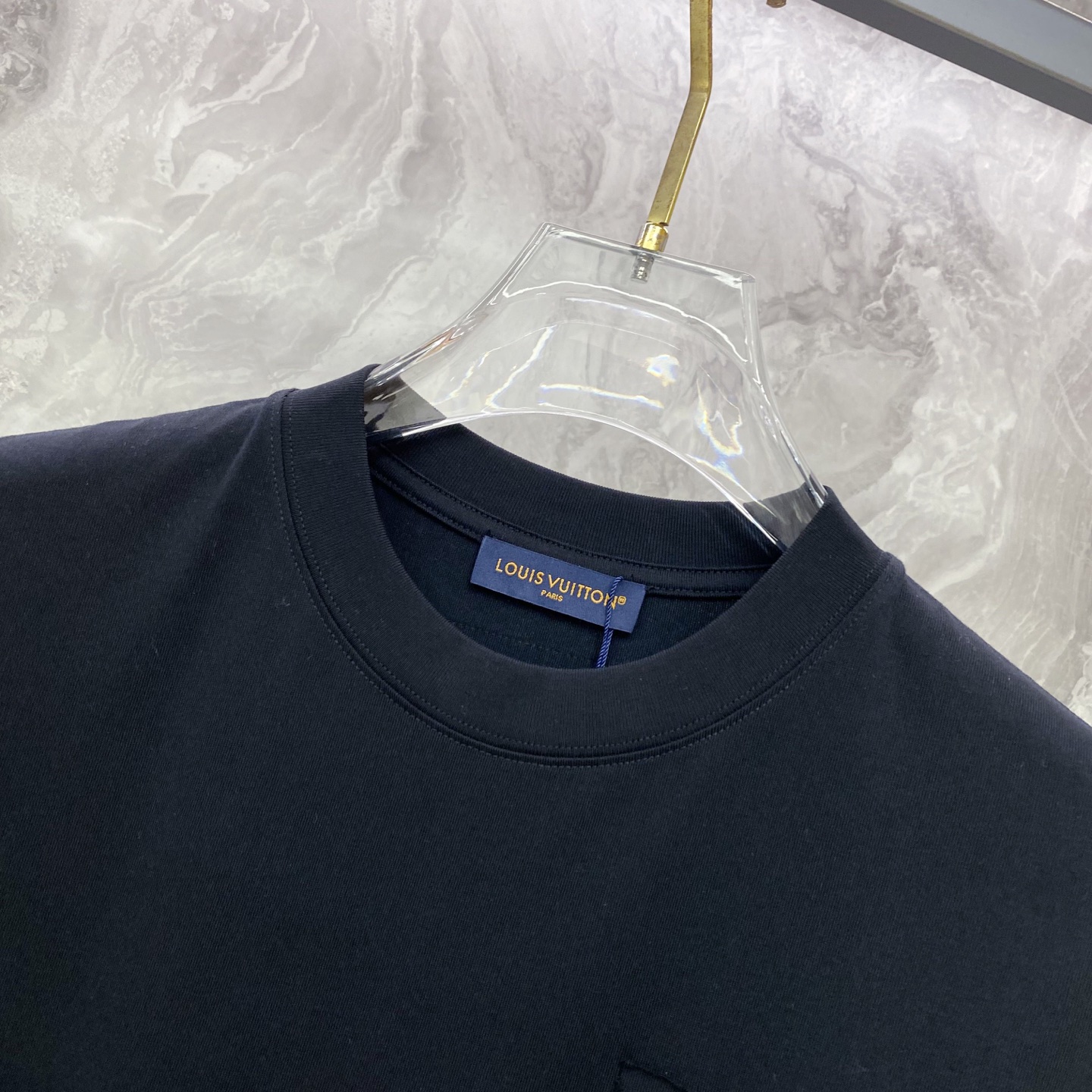 LV 2026ss 春夏新款首发专柜最新款短袖圆领T恤 高端订制 设计前卫时尚！品牌logo重工艺设计 