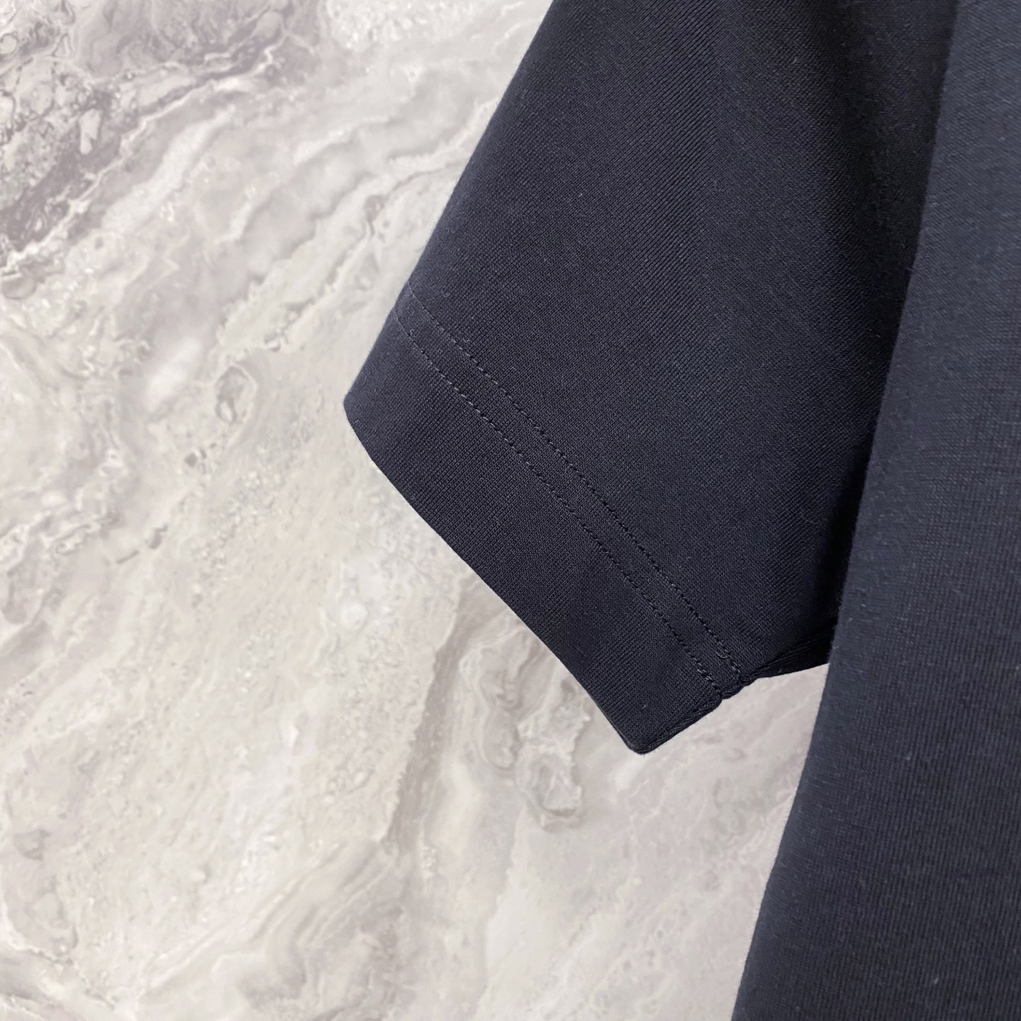 LV 2026ss 春夏新款首发专柜最新款短袖圆领T恤 高端订制 设计前卫时尚！品牌logo重工艺设计 