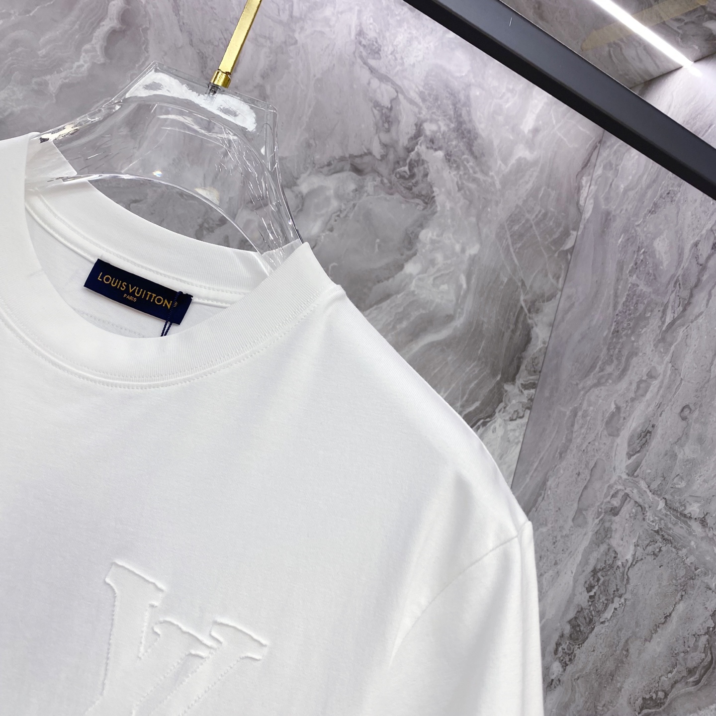 LV 2026ss 春夏新款首发专柜最新款短袖圆领T恤 高端订制 设计前卫时尚！品牌logo重工艺设计 