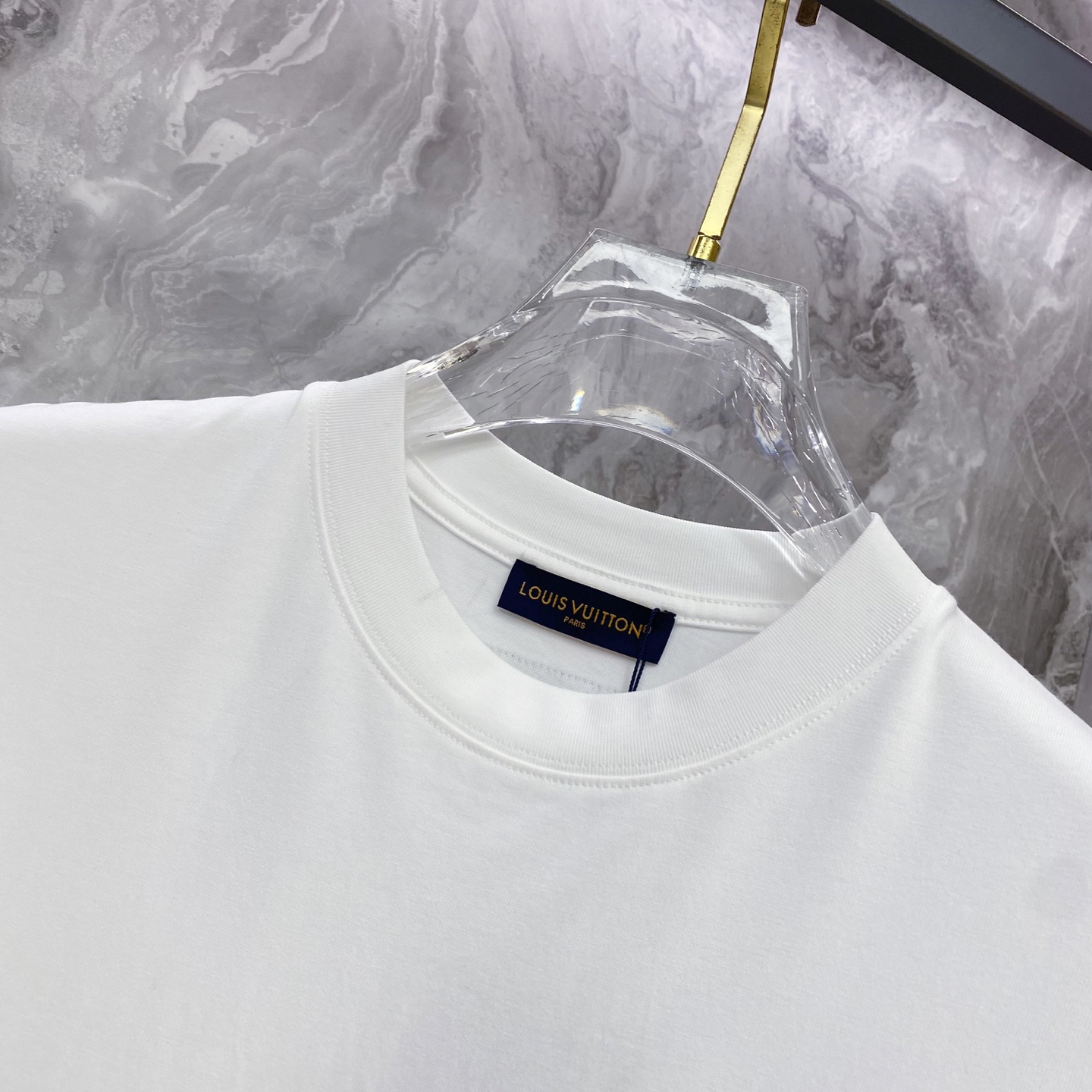 LV 2026ss 春夏新款首发专柜最新款短袖圆领T恤 高端订制 设计前卫时尚！品牌logo重工艺设计 