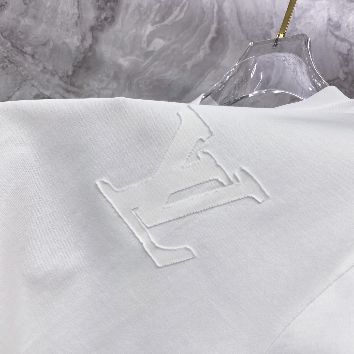 LV 2026ss 春夏新款首发专柜最新款短袖圆领T恤 高端订制 设计前卫时尚！品牌logo重工艺设计 