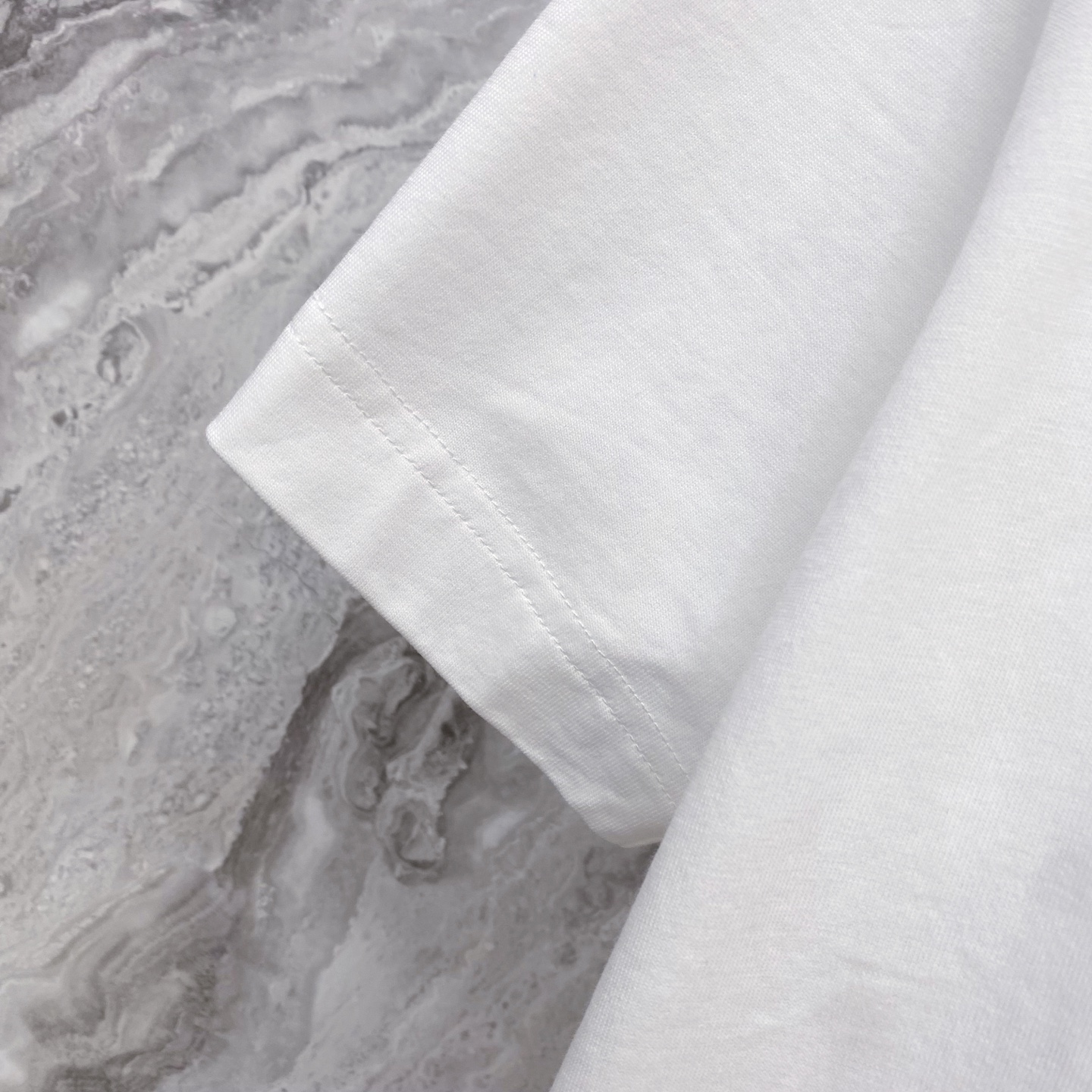 LV 2026ss 春夏新款首发专柜最新款短袖圆领T恤 高端订制 设计前卫时尚！品牌logo重工艺设计 