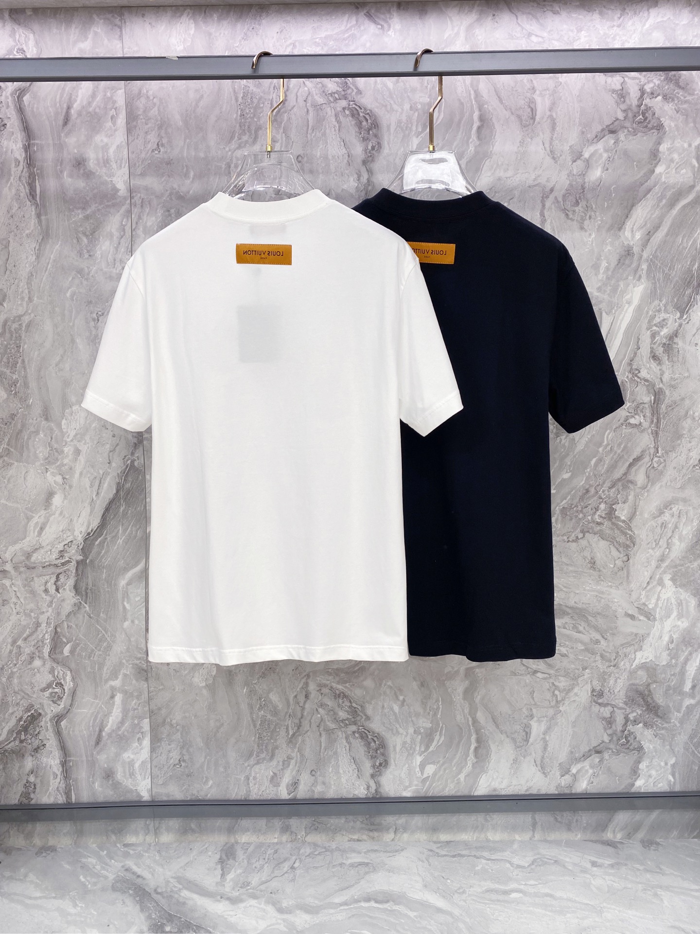 LV 2026ss 春夏新款首发专柜最新款短袖圆领T恤 高端订制 设计前卫时尚！品牌logo重工艺设计 